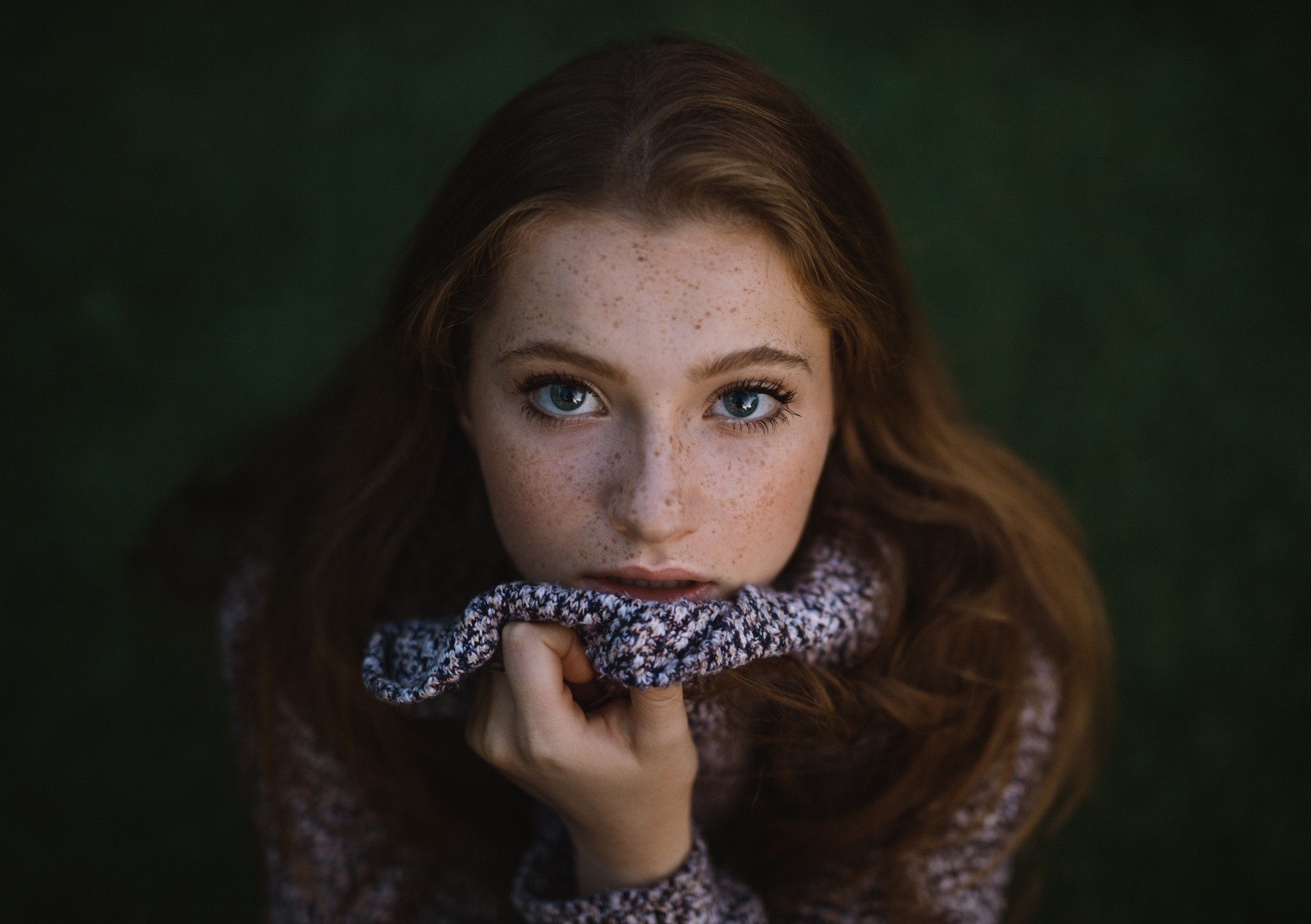 Portrait of a young woman with freckles HD Wallpaper