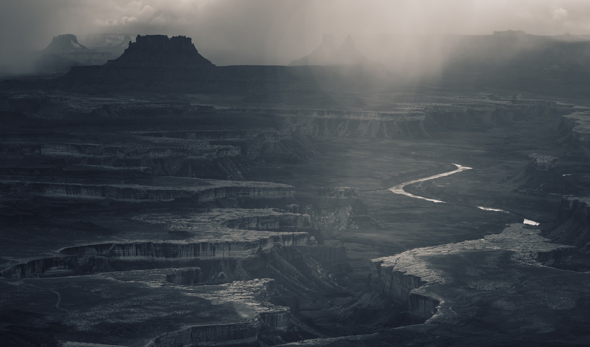Sunlight beams through mist over Canyonlands National Park river HD Wallpaper