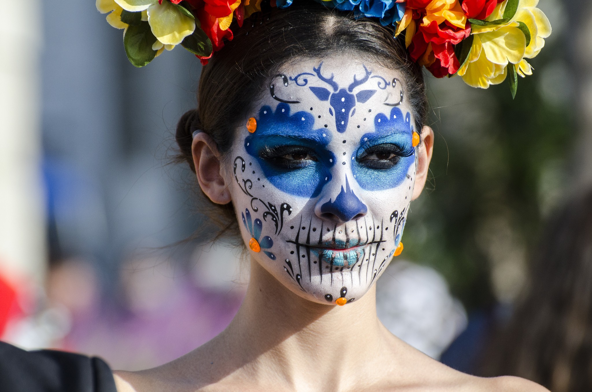 Woman with Dia de los Muertos makeup and flower crown HD Wallpaper