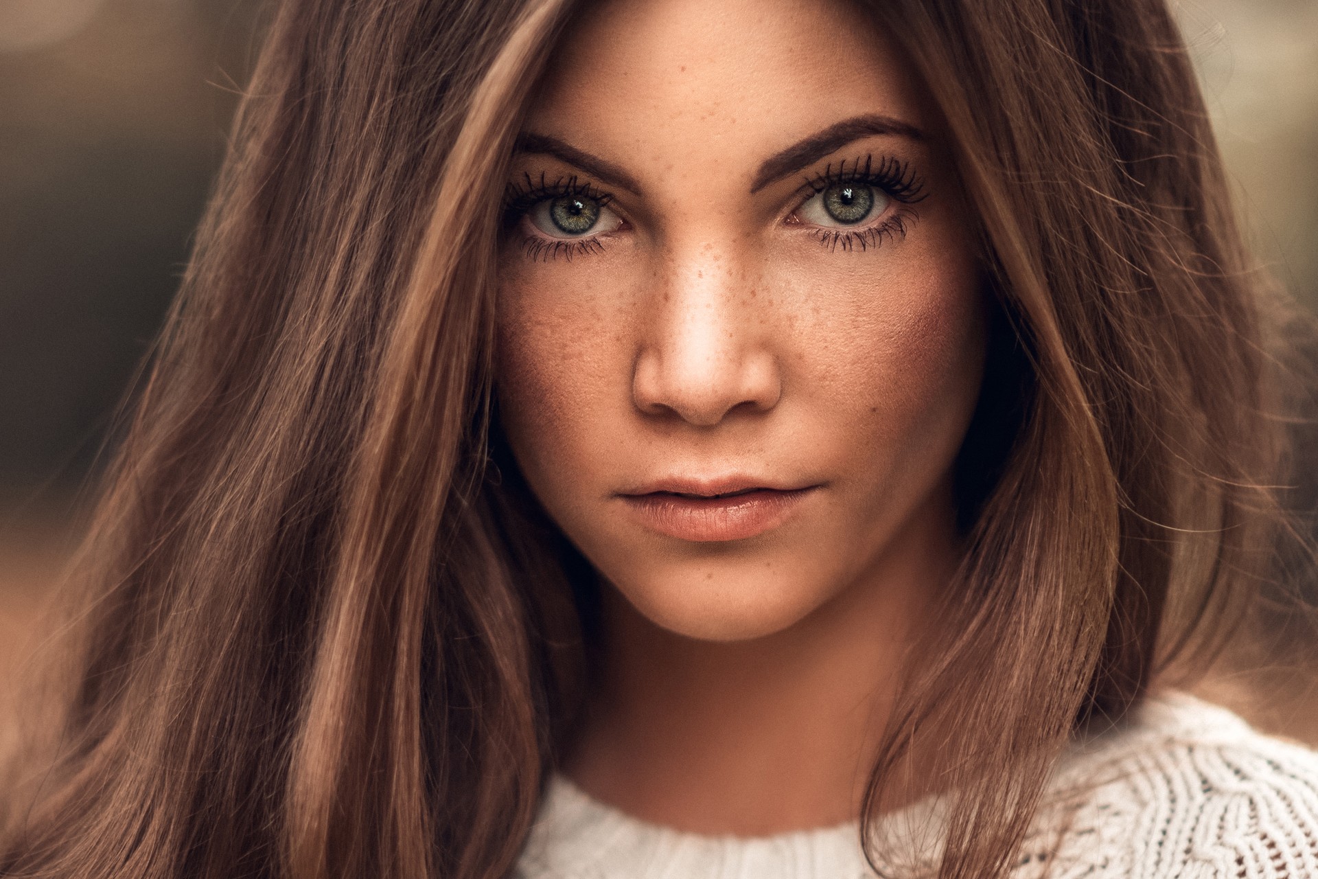 Portrait of a young woman with freckles HD Wallpaper