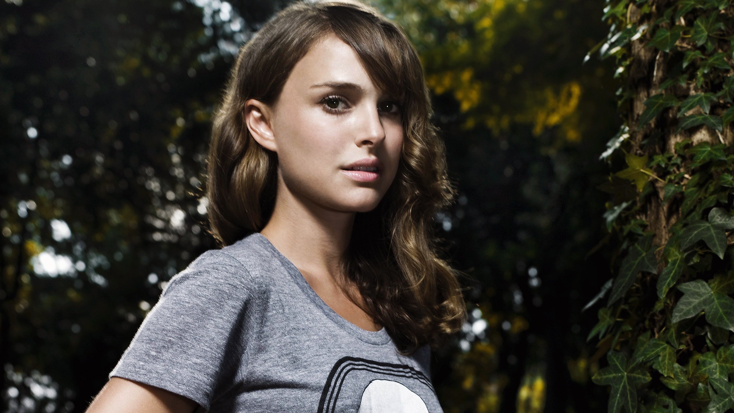 Natalie Portman in a grey t-shirt outdoors HD Wallpaper