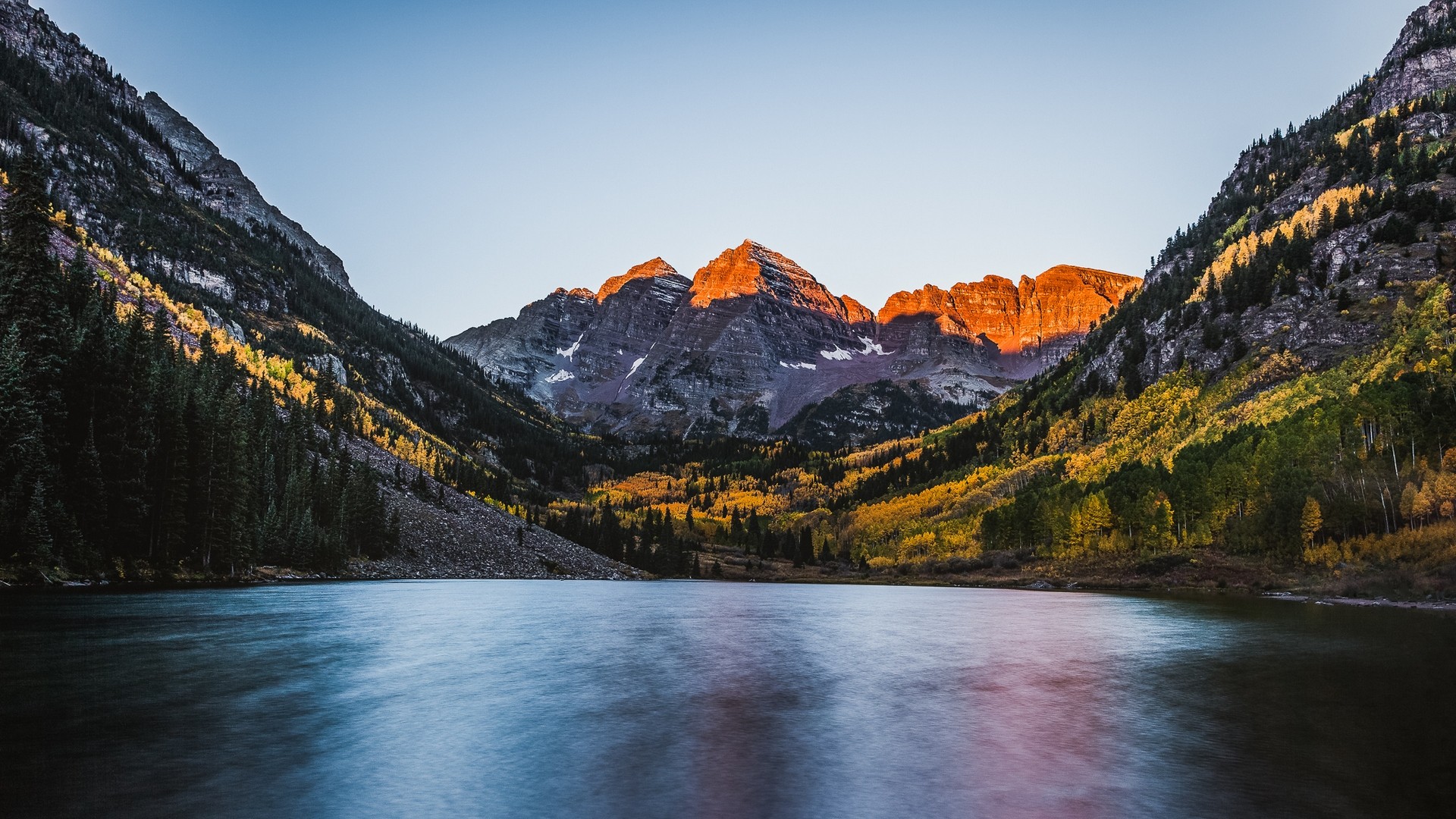 Maroon Bells mountains reflected in a lake at sunrise HD Wallpaper