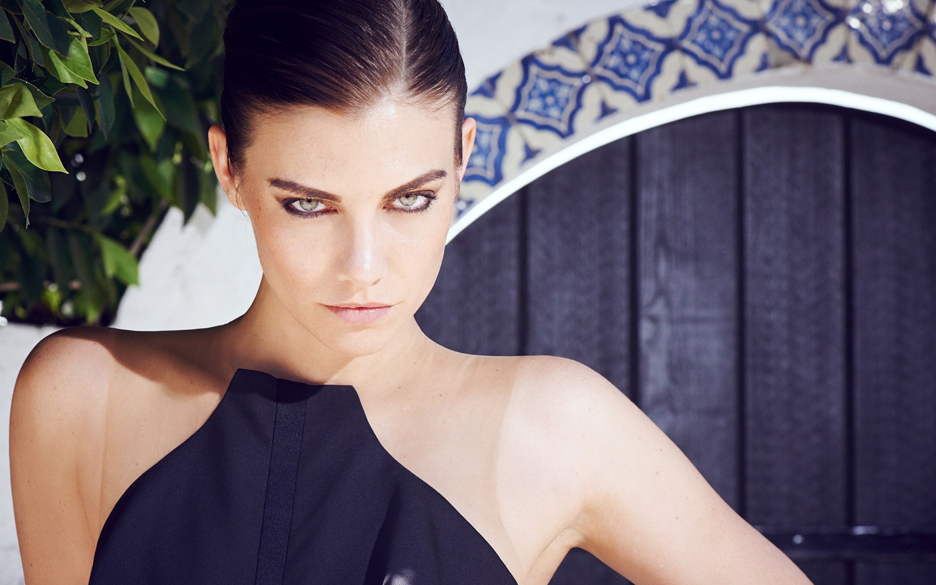 Lauren Cohan looking at viewer HD Wallpaper