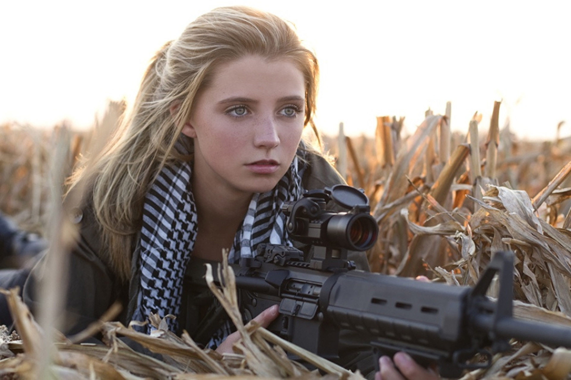 Taylor Lenae with AR-15 in cornfield HD Wallpaper