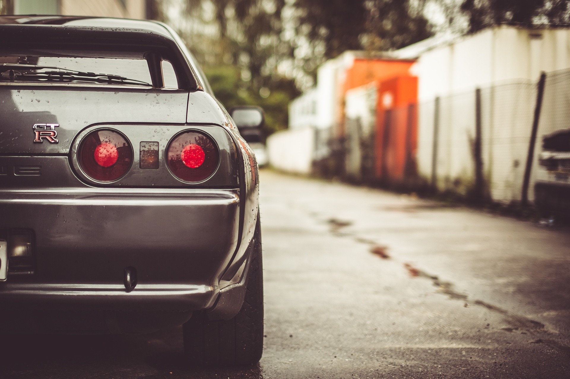 Rear view of a silver Nissan Skyline R32 GT-R HD Wallpaper