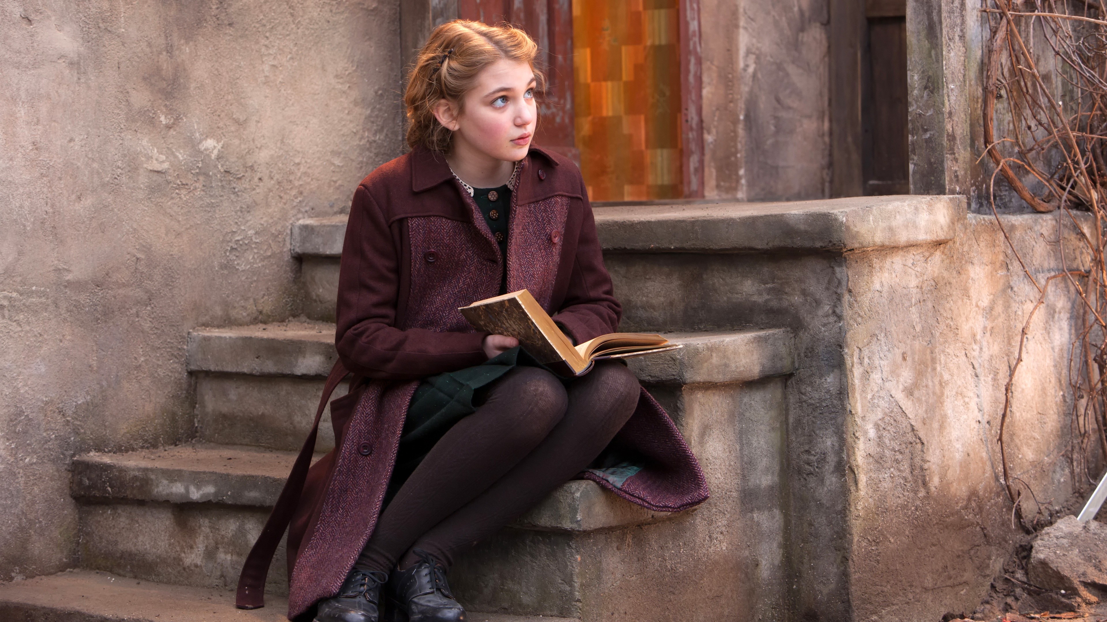 Sophie Nélisse as Liesel Meminger in The Book Thief HD Wallpaper