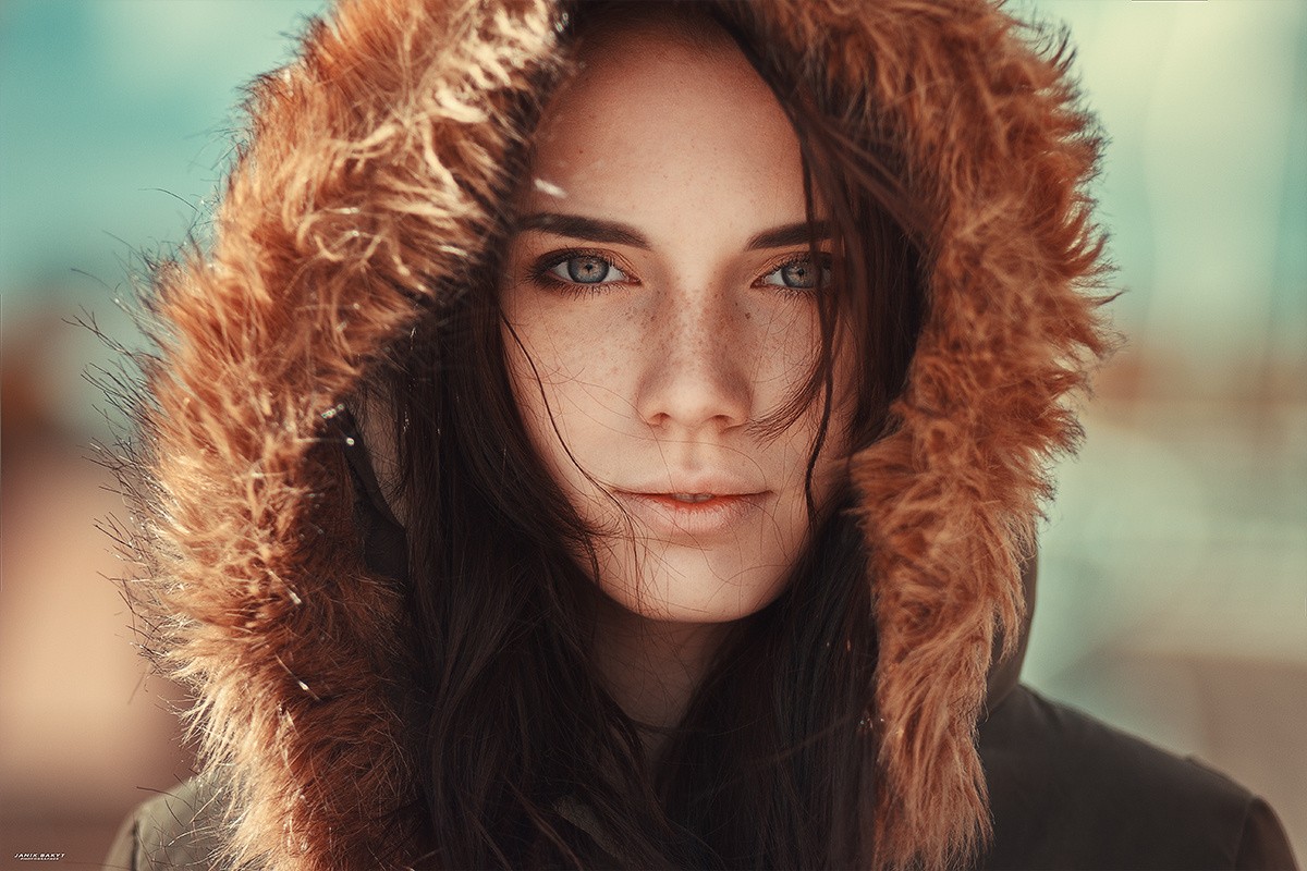 Woman with freckles wearing a fur-lined hood HD Wallpaper
