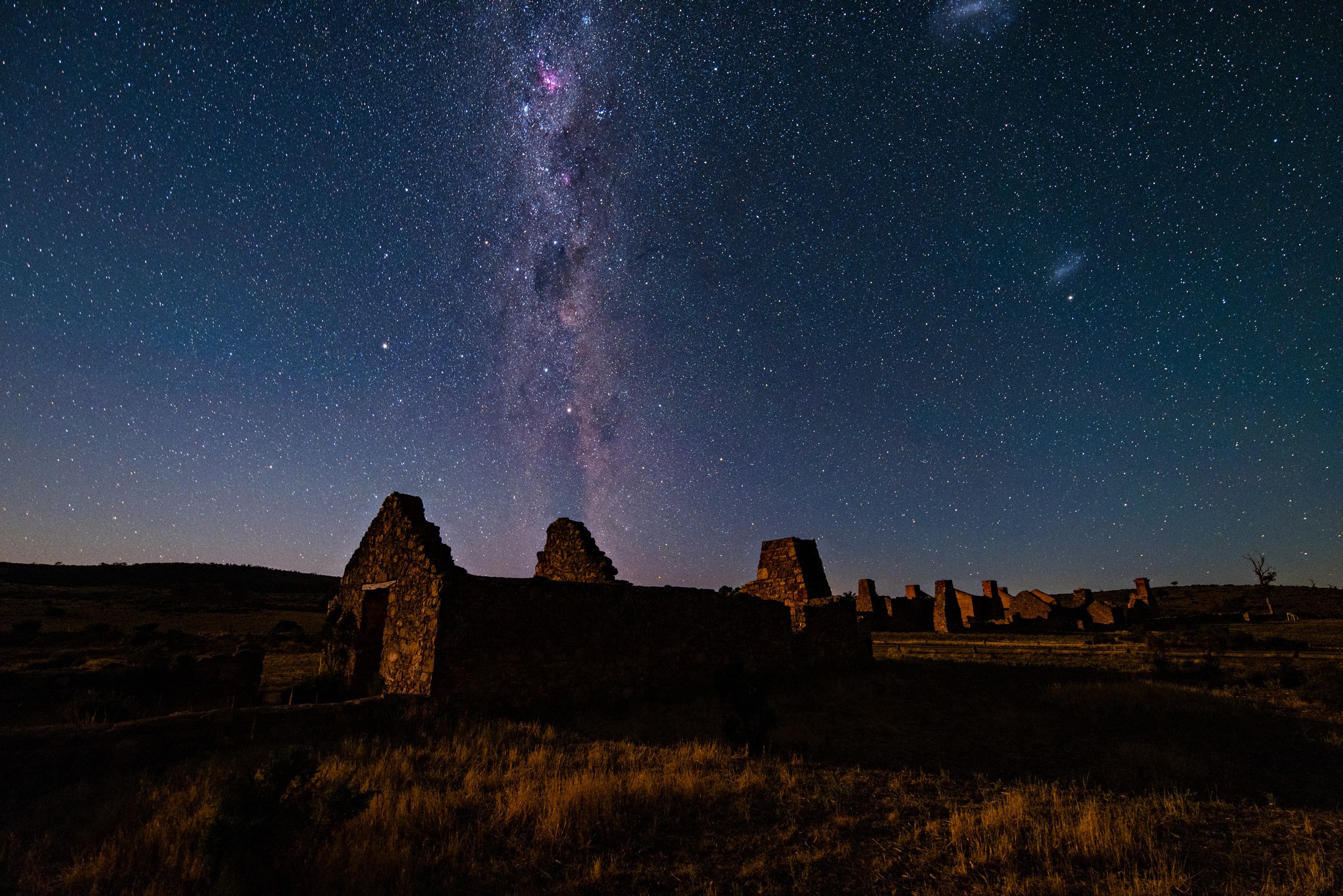 Ruins under the Milky Way HD Wallpaper