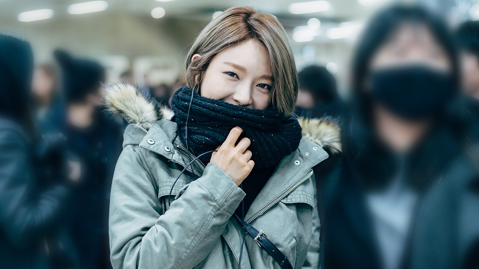 K-pop singer Choa of AOA wearing a scarf and winter jacket HD Wallpaper