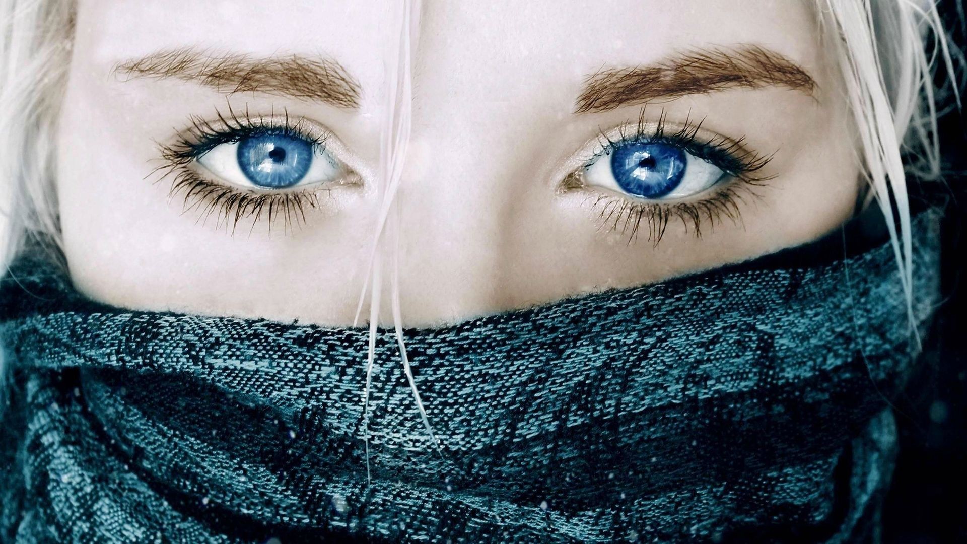 Woman with striking blue eyes and blonde hair HD Wallpaper