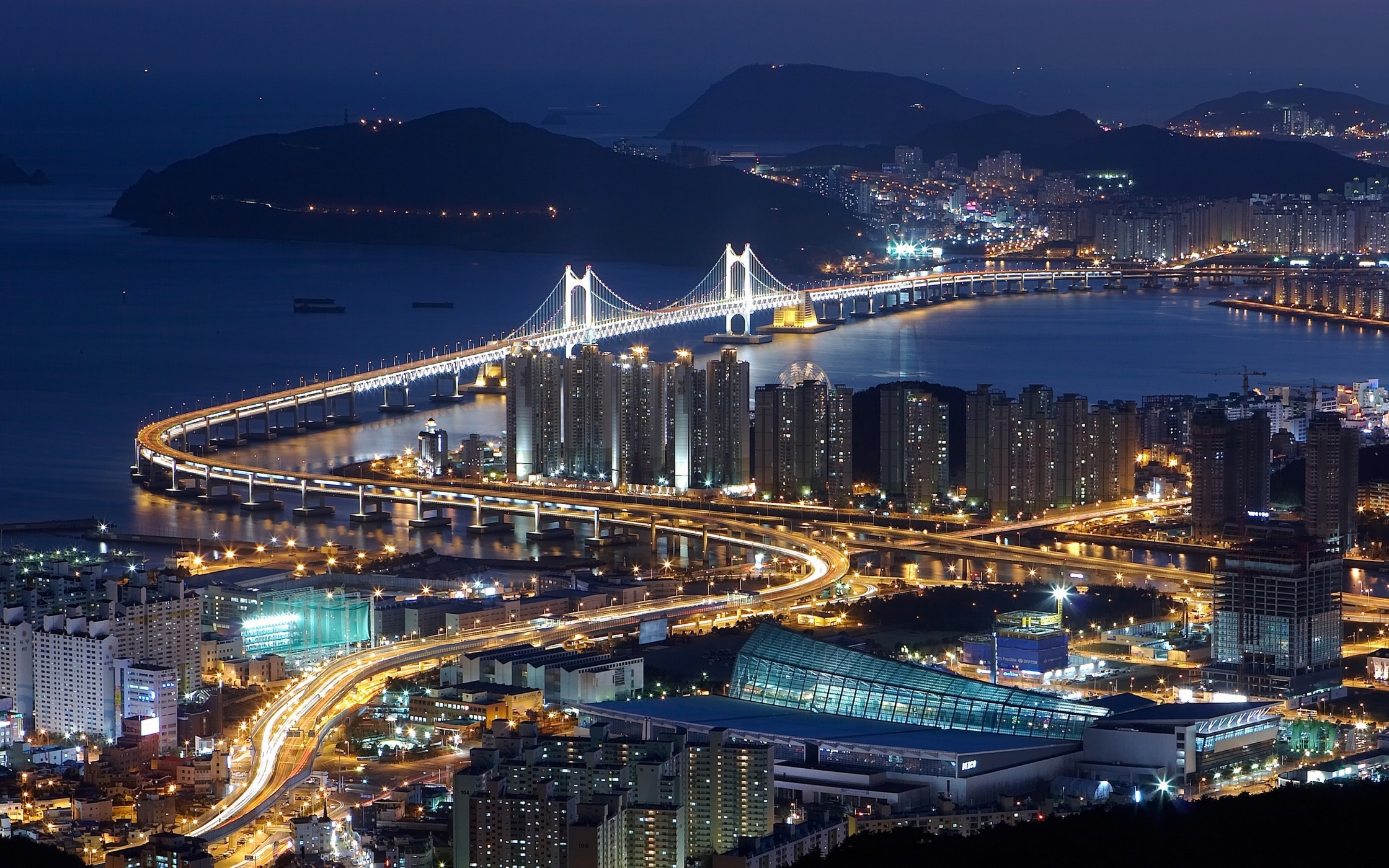 Gwangan Bridge illuminated at night in Busan, South Korea HD Wallpaper