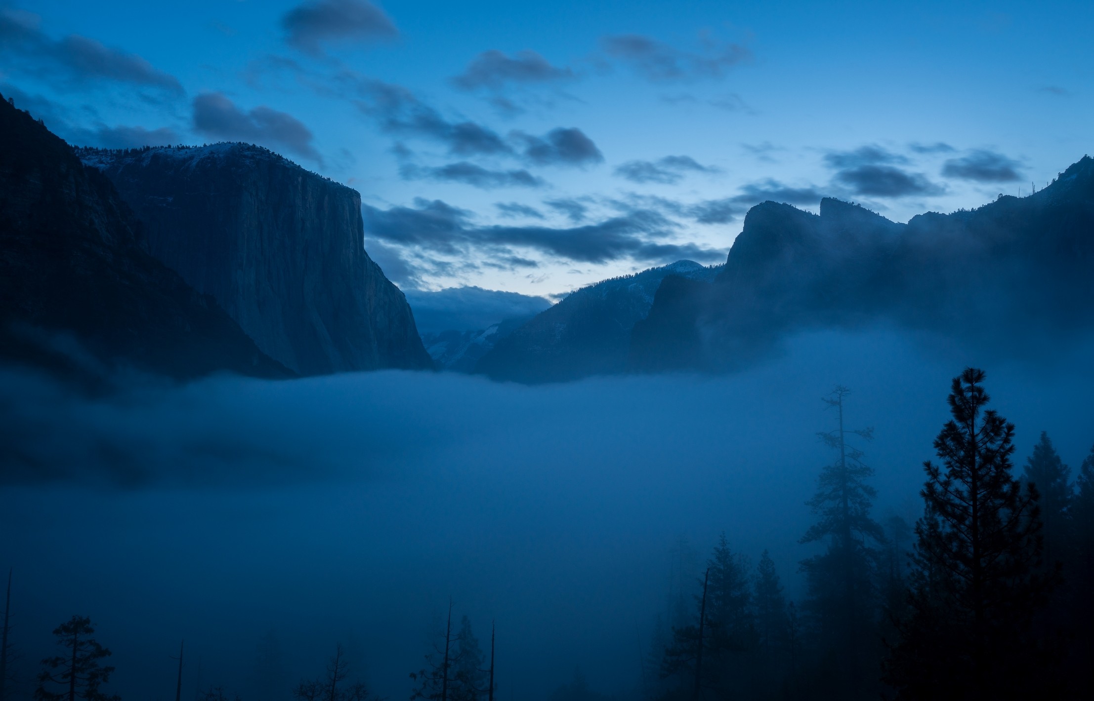 Misty mountains at dusk in Yosemite Valley HD Wallpaper