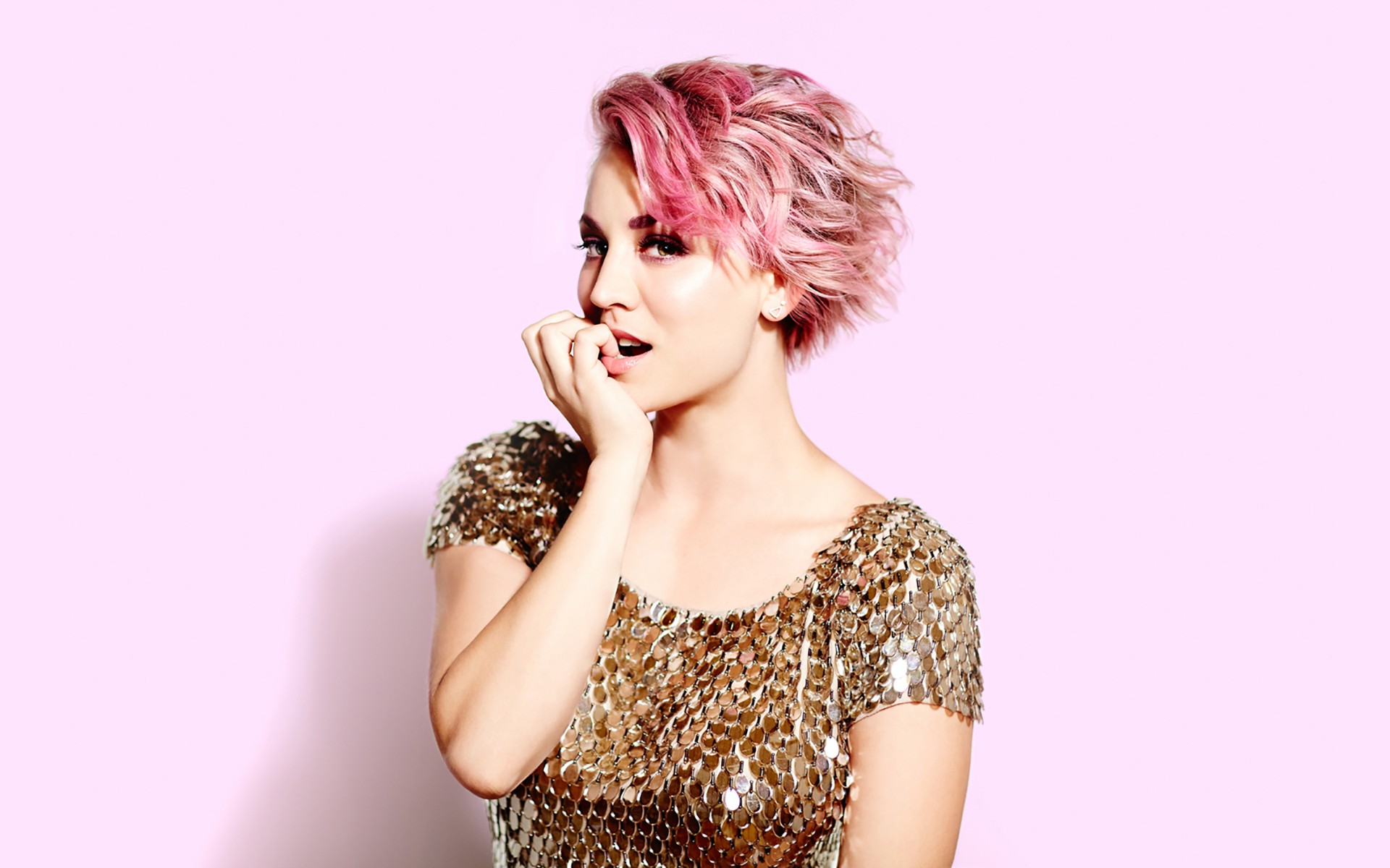 Kaley Cuoco with pink hair HD Wallpaper