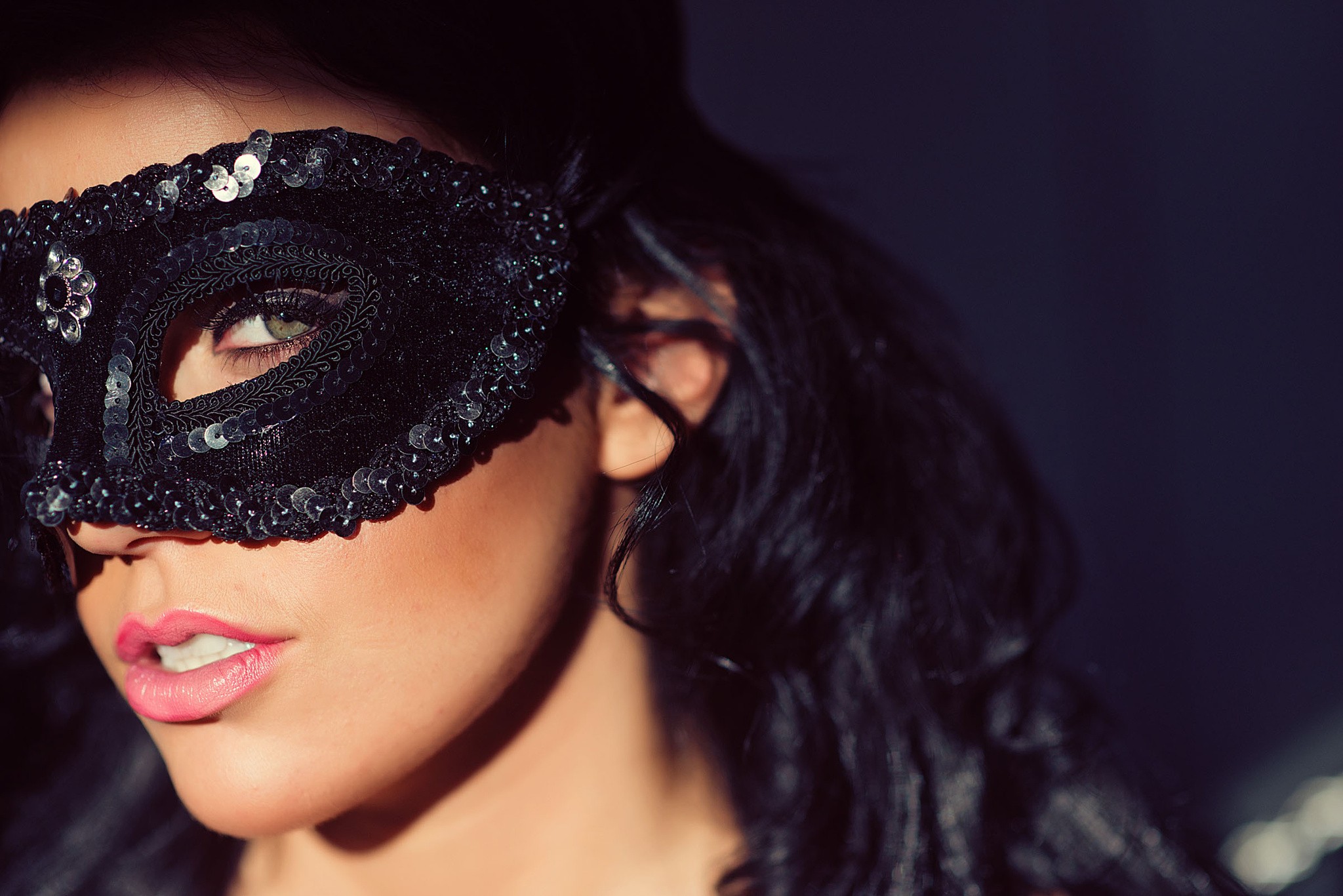 Woman with black sequined mask and green eyes HD Wallpaper