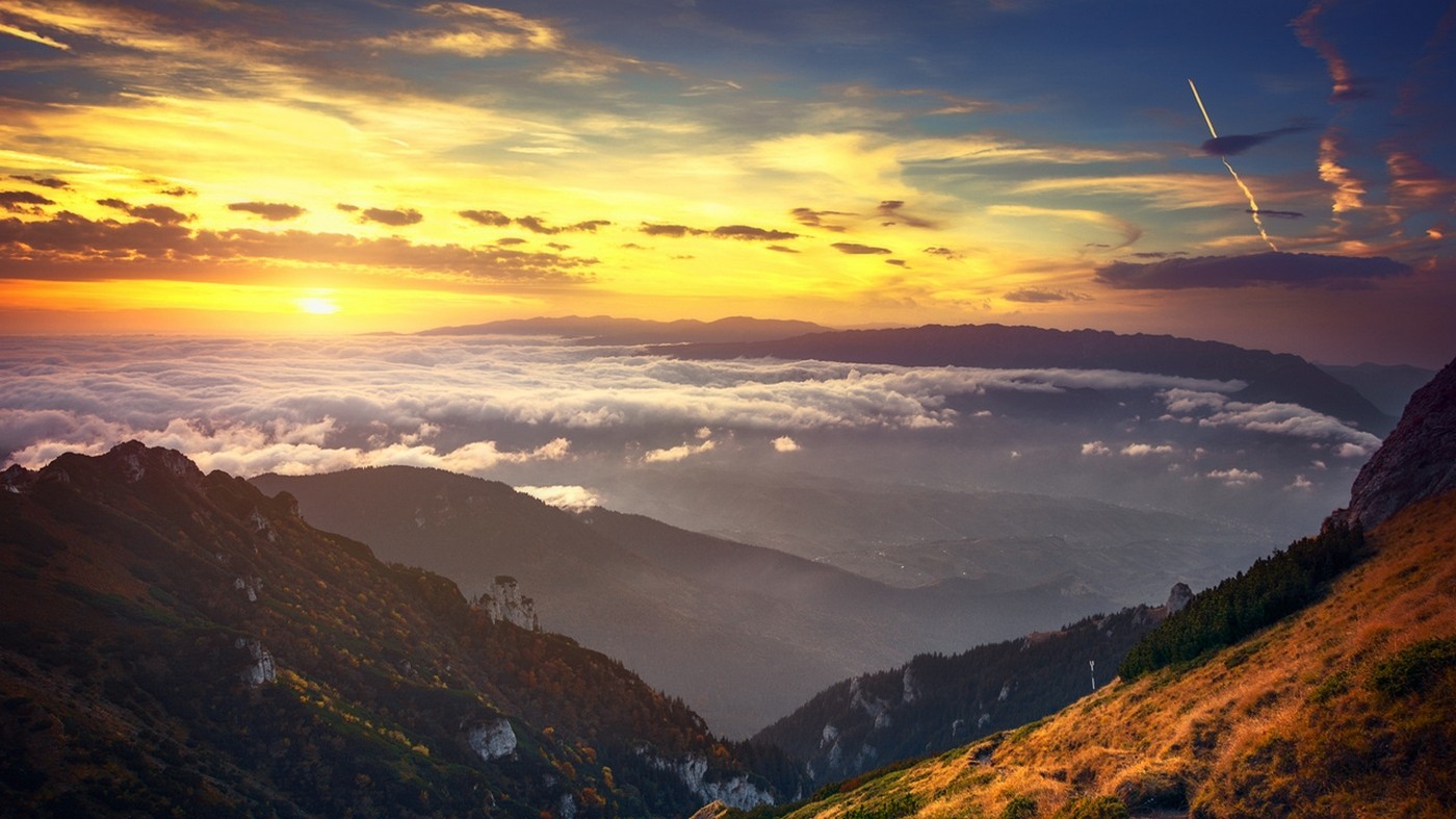 Sunset over mountains with clouds in Romania HD Wallpaper