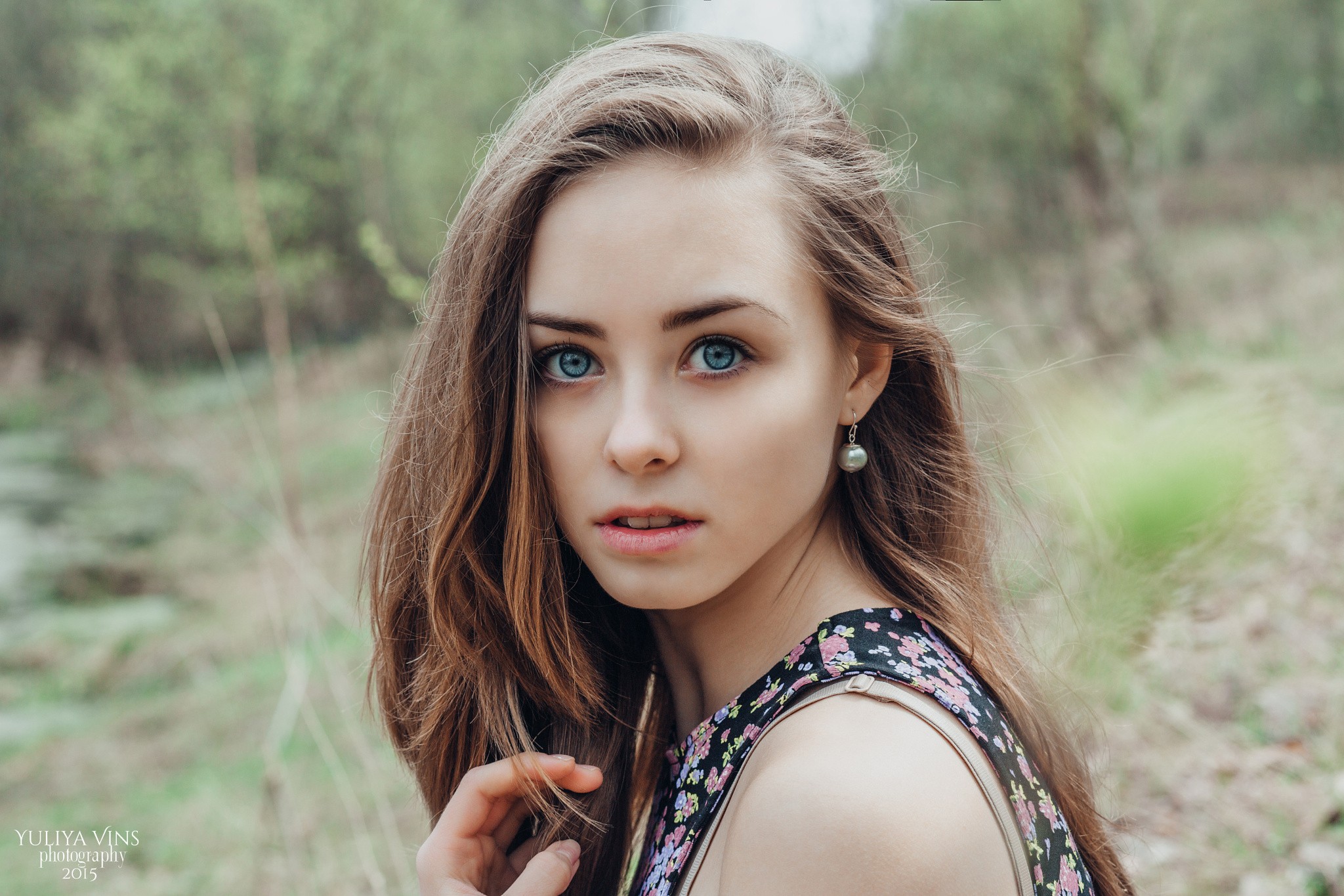 Portrait of a young woman with blue eyes HD Wallpaper