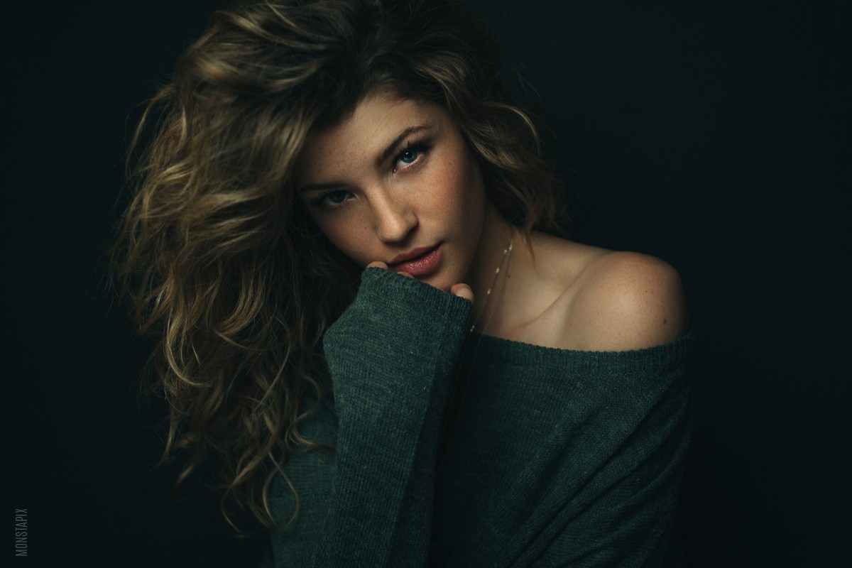 Woman with curly hair wearing an off-the-shoulder sweater HD Wallpaper