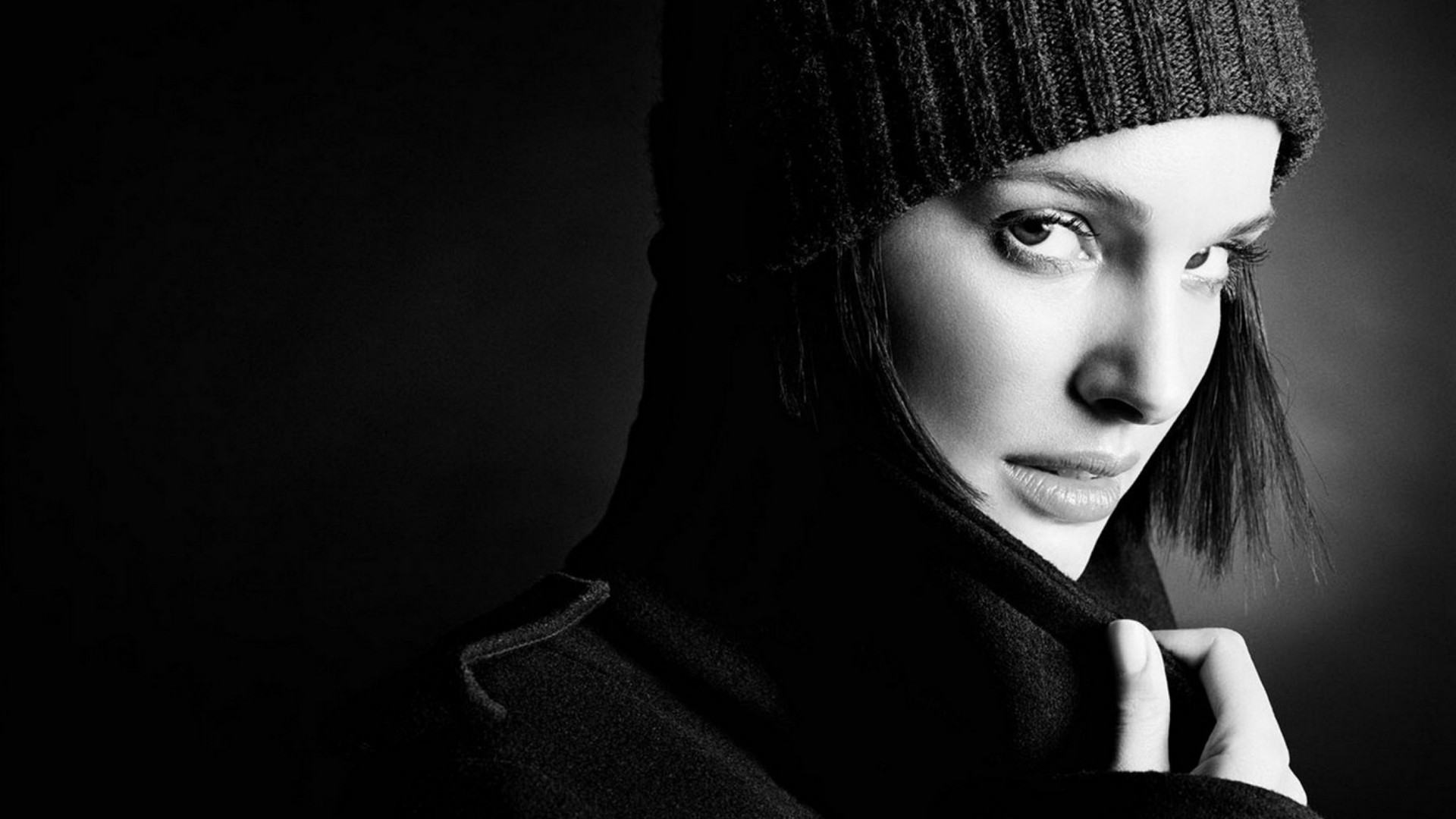 Natalie Portman in a black coat and beanie HD Wallpaper