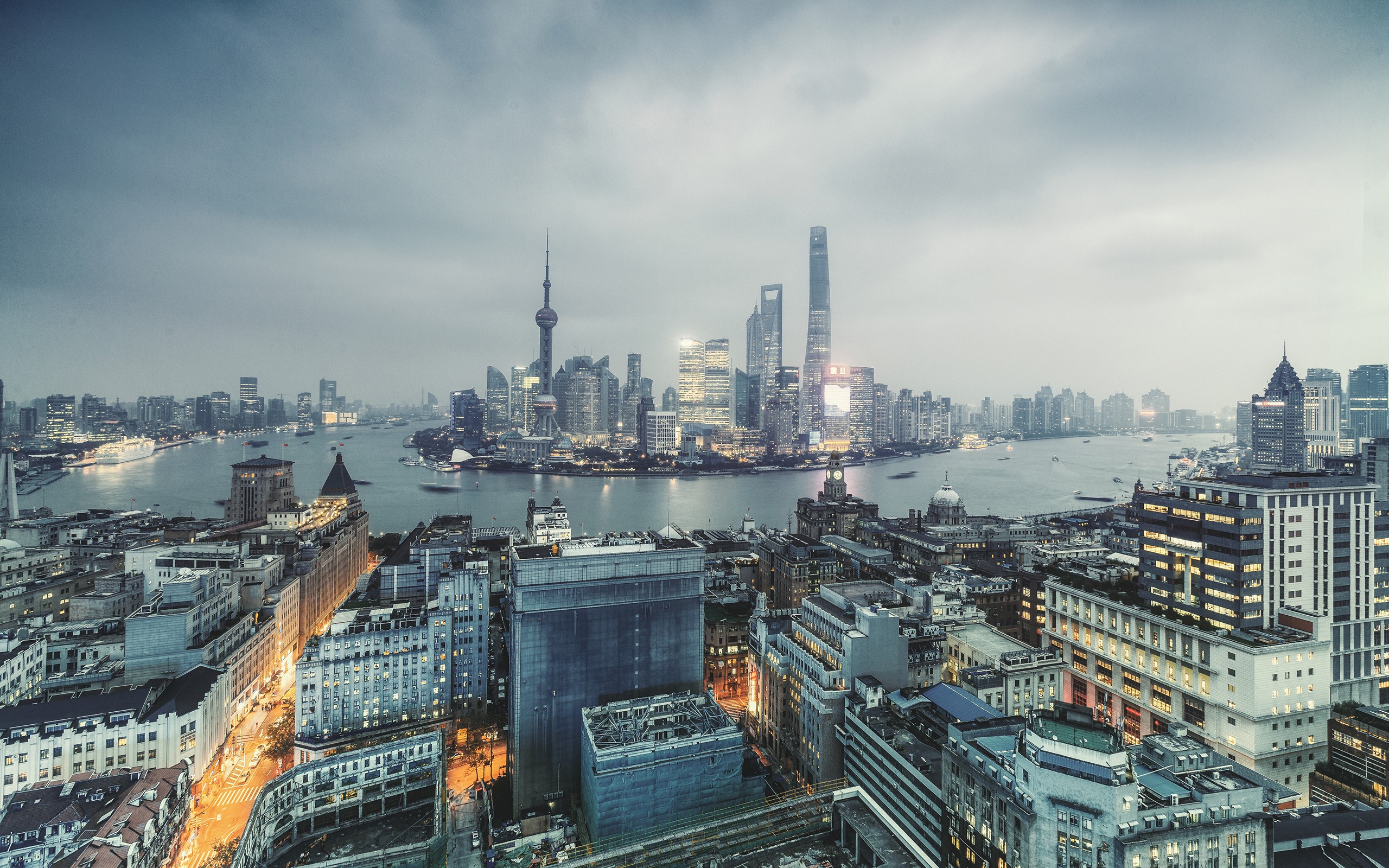 Shanghai cityscape with the Oriental Pearl Tower HD Wallpaper