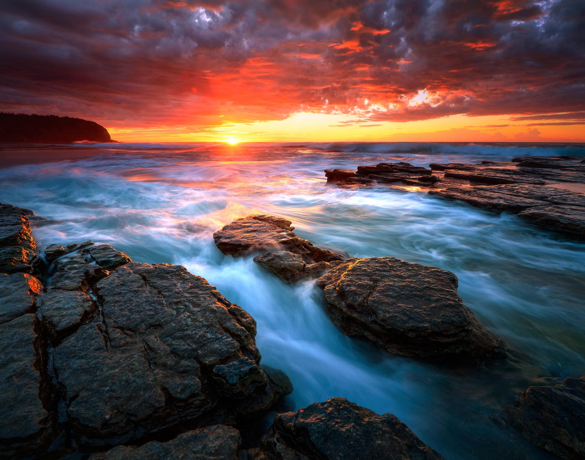 Ocean waves crashing on rocks at sunset HD Wallpaper