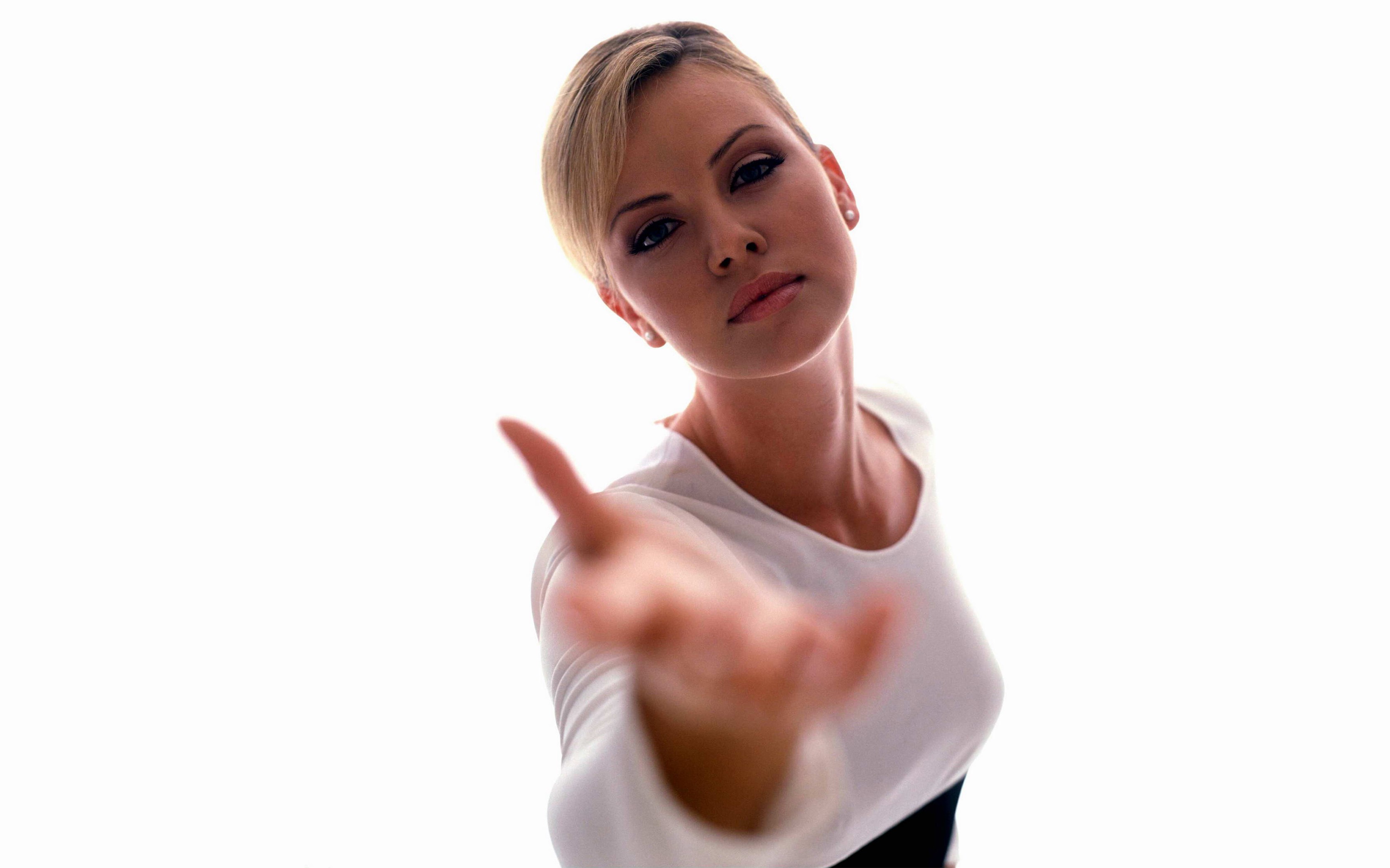 Charlize Theron reaching out her hand HD Wallpaper