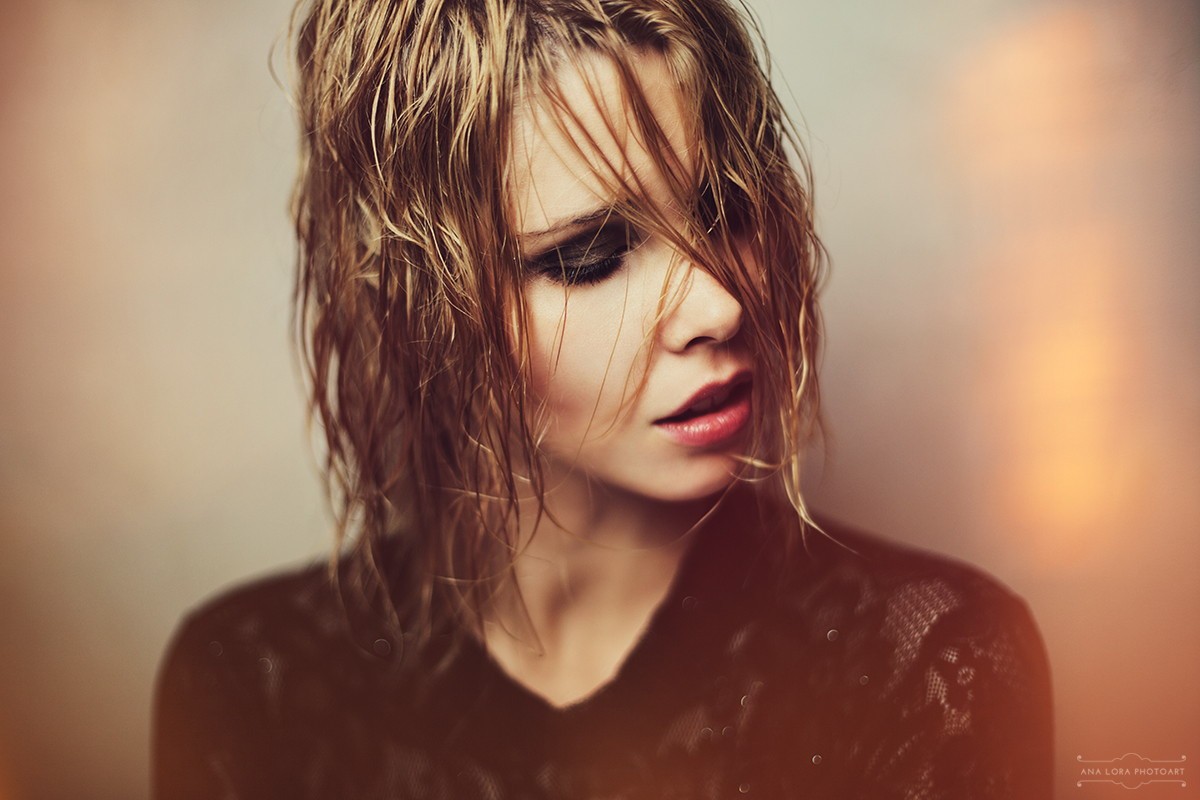 Woman with wet blonde hair and smoky eyes HD Wallpaper