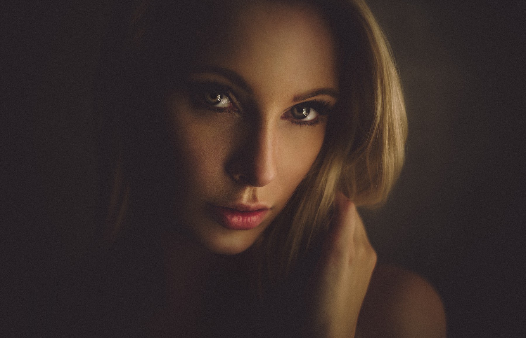 Woman with blonde hair and striking eyes HD Wallpaper