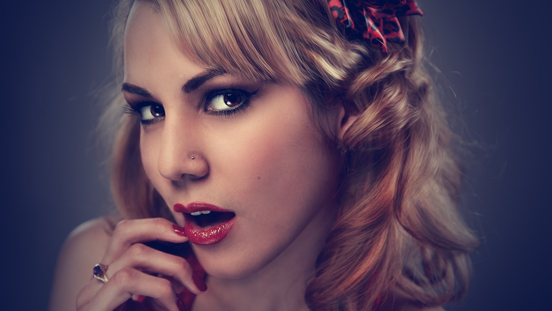 Woman with blonde hair and red lipstick HD Wallpaper