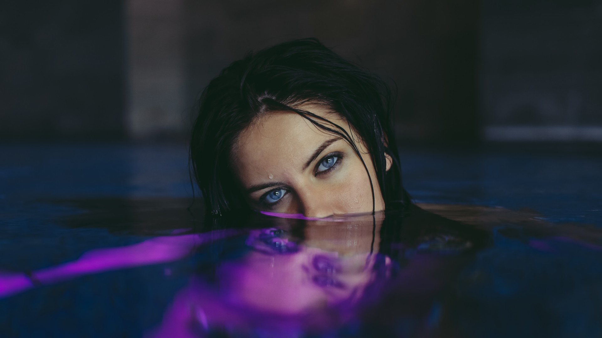 Aurela Skandaj in a swimming pool with blue eyes HD Wallpaper