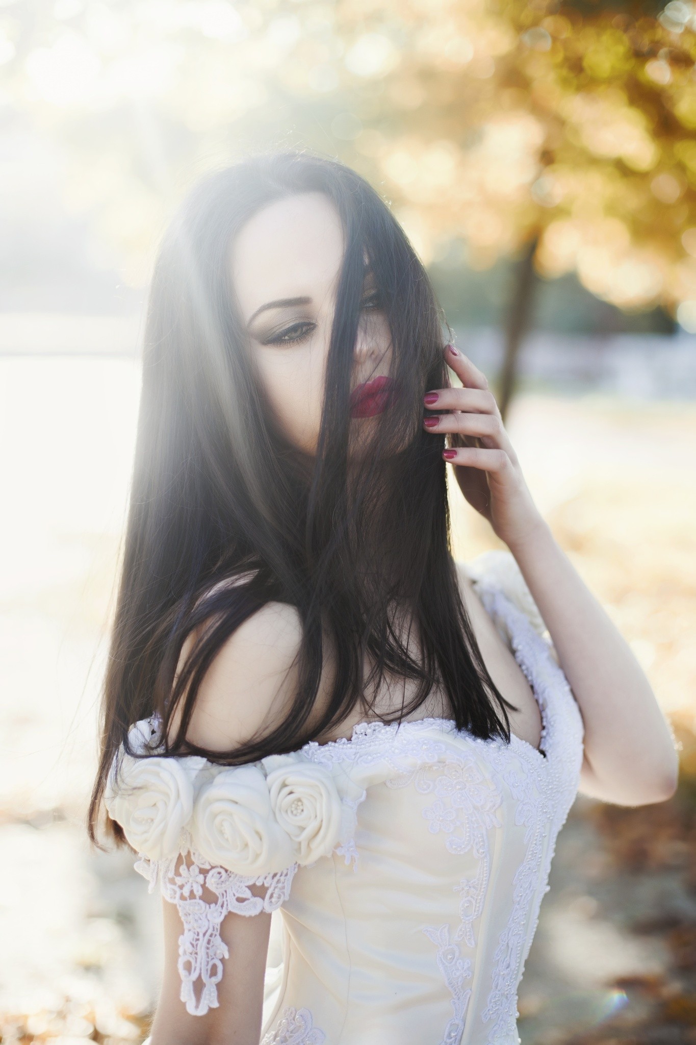 Woman in a white dress with roses HD Wallpaper