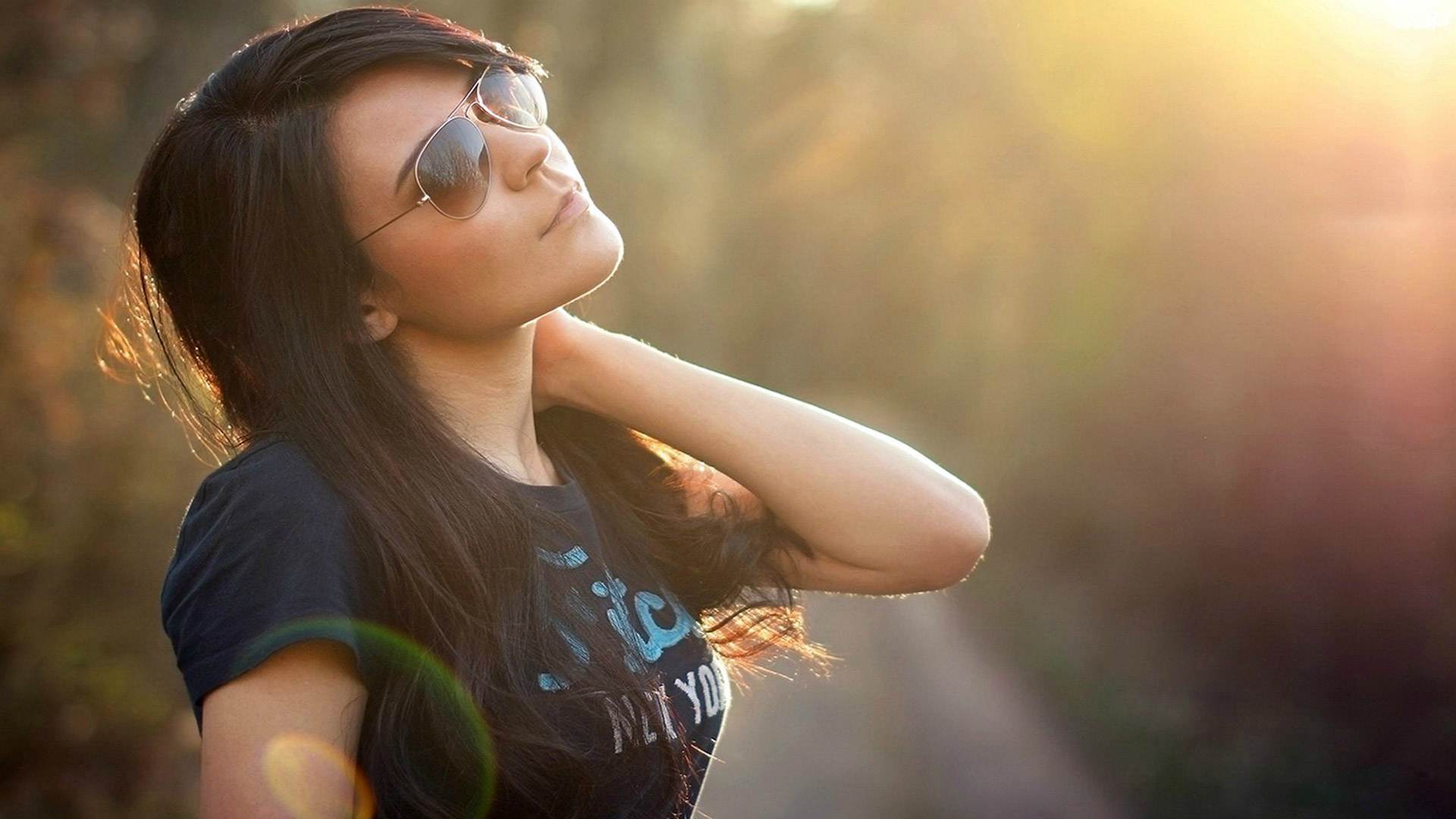Woman with sunglasses in sunlight HD Wallpaper