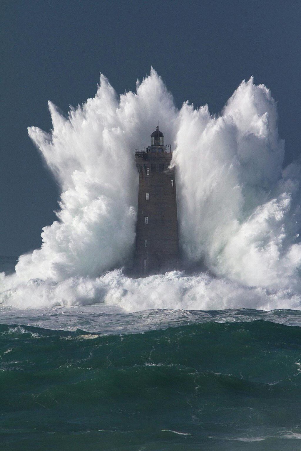 Lighthouse battered by massive waves HD Wallpaper