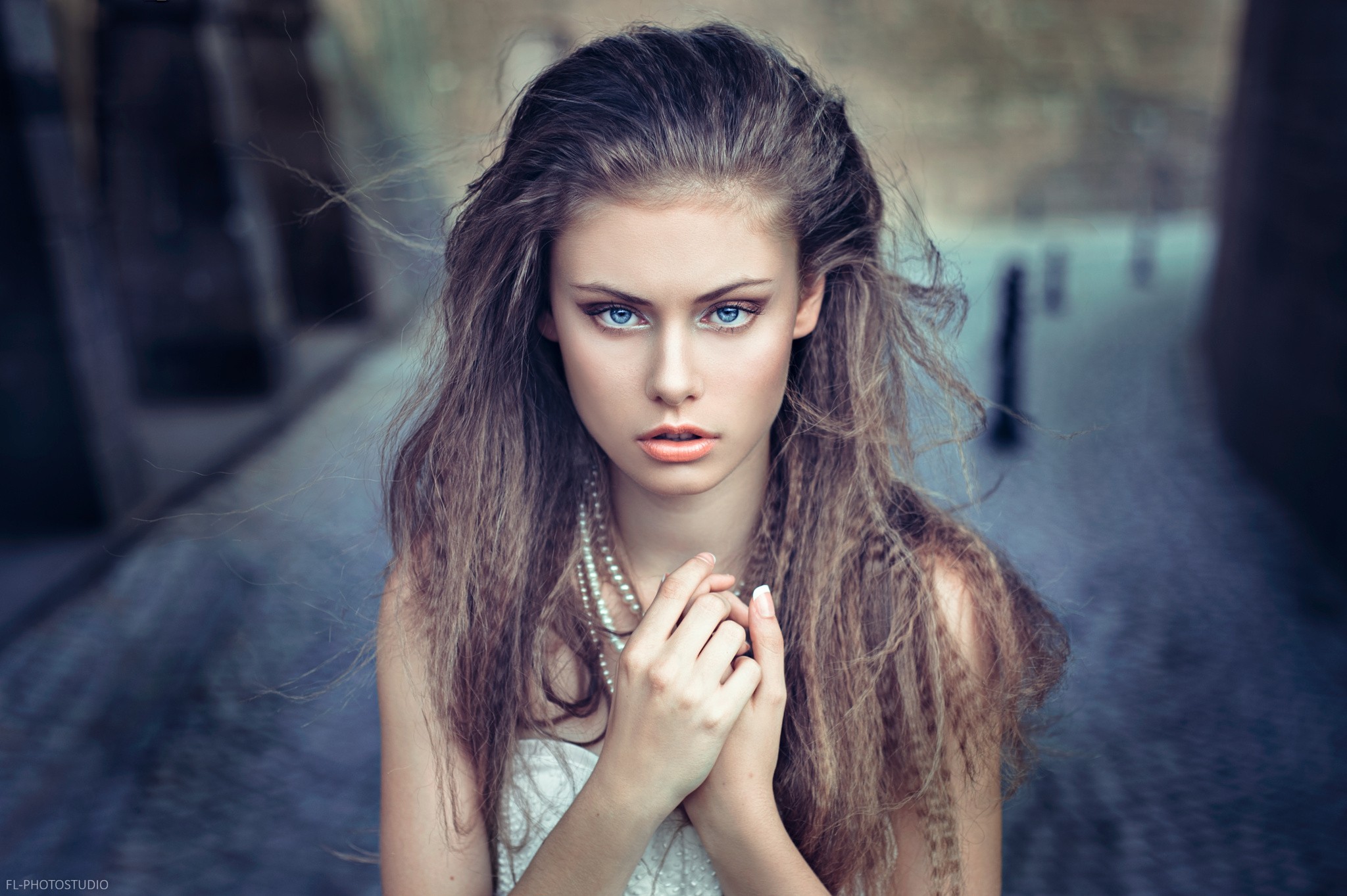 Woman with blue eyes and pearl necklace HD Wallpaper