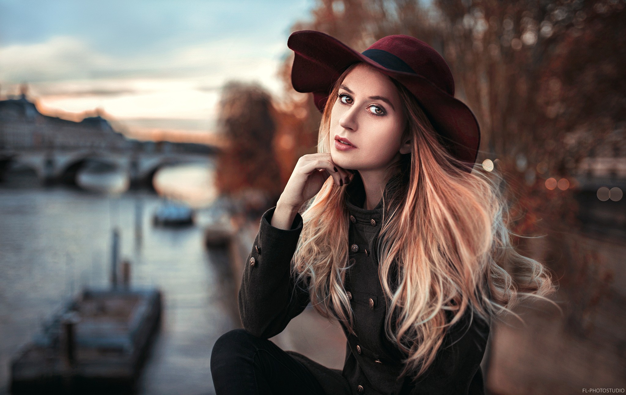 Woman with blonde hair wearing a hat in Paris HD Wallpaper