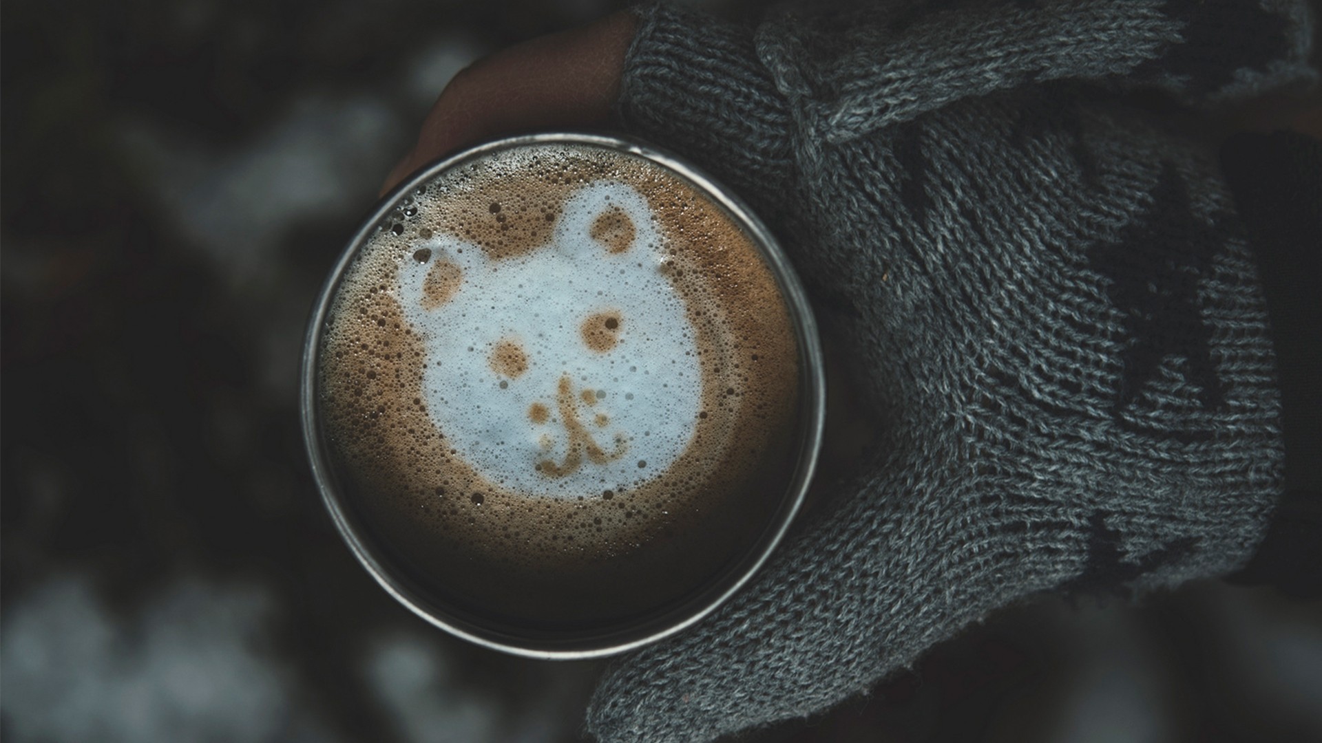 Coffee with bear latte art in a mug HD Wallpaper