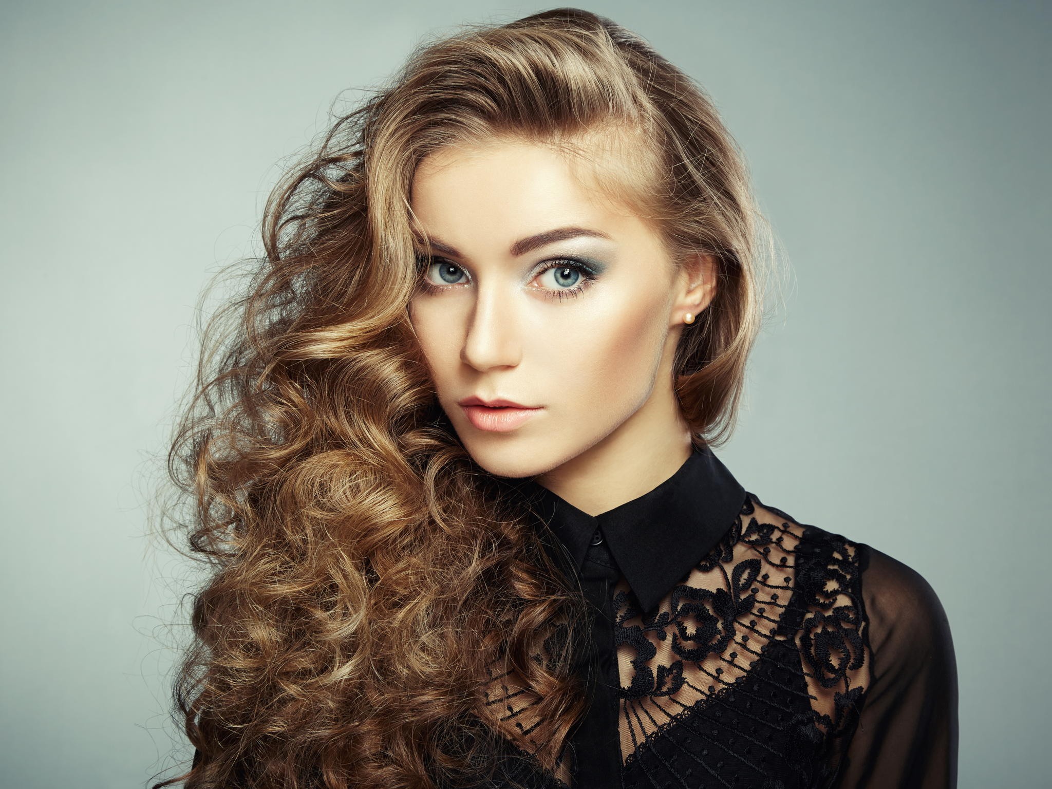 Portrait of a woman with curly hair HD Wallpaper