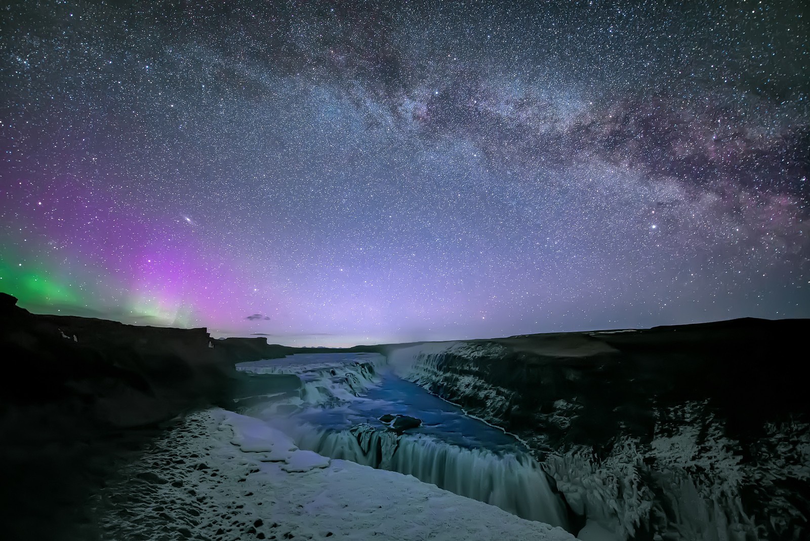 Aurora Borealis over Gullfoss waterfall under the Milky Way HD Wallpaper