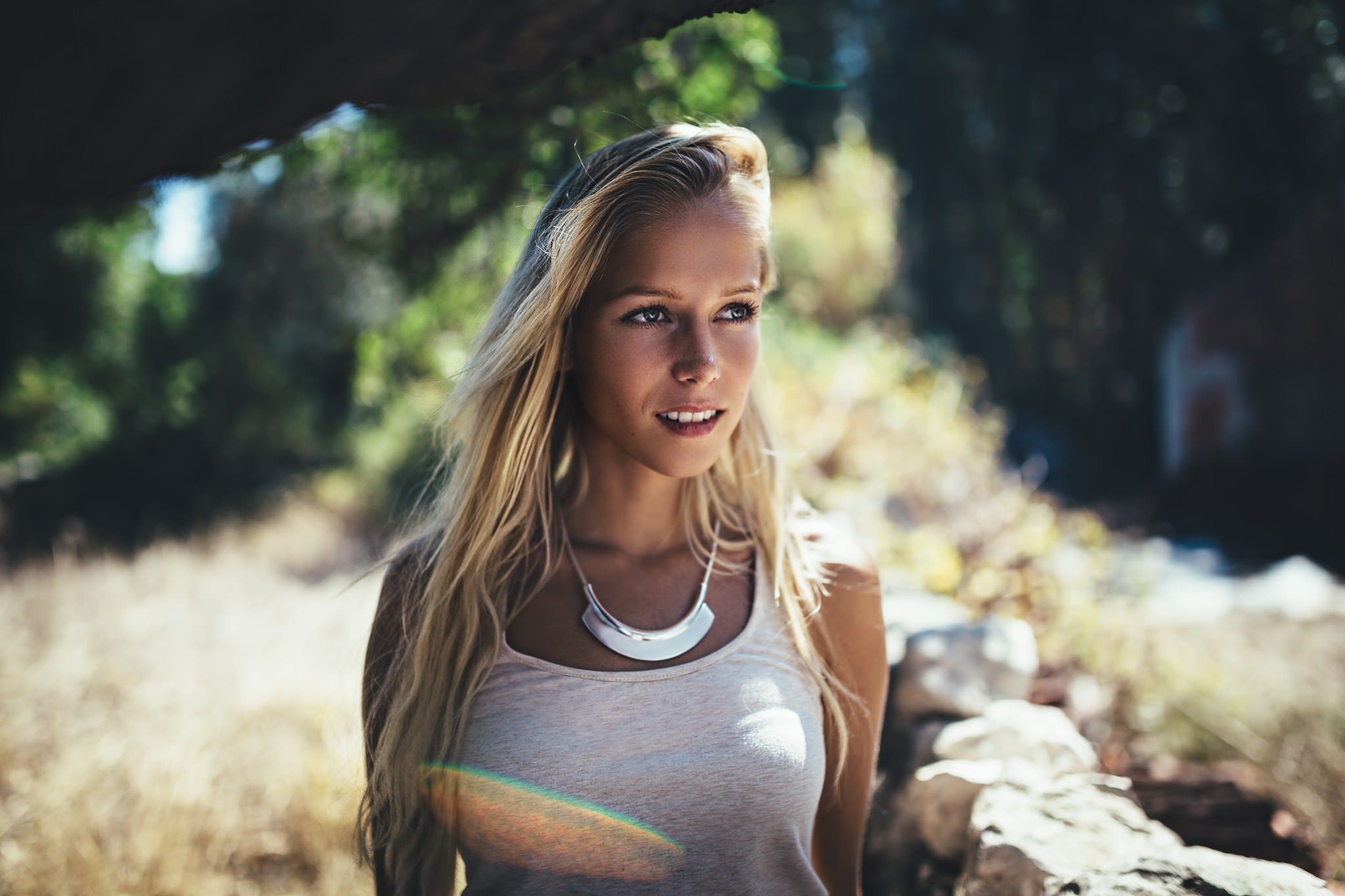 Blonde woman wearing a T-shirt outdoors HD Wallpaper