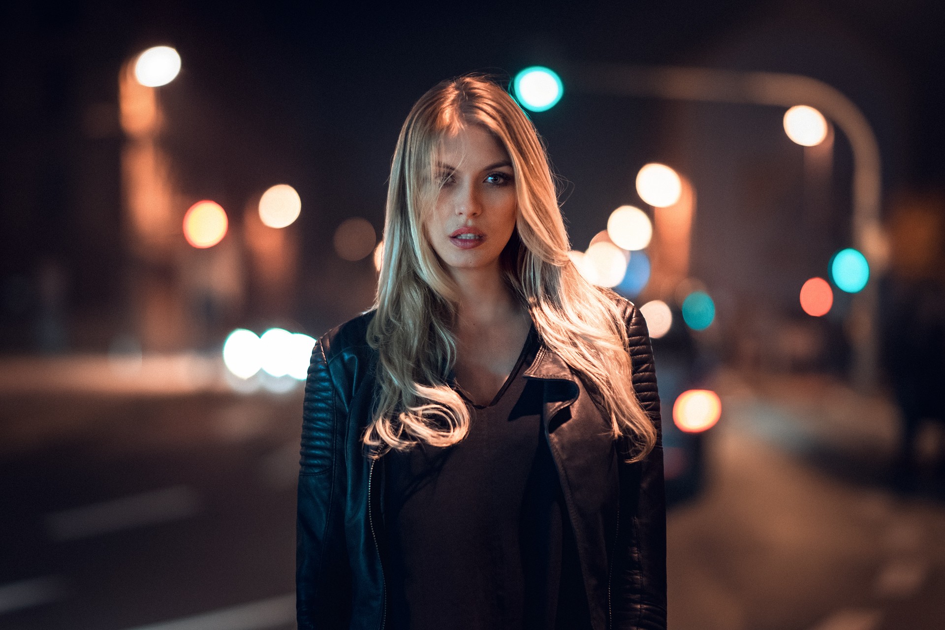 Blonde woman in leather jacket at night HD Wallpaper