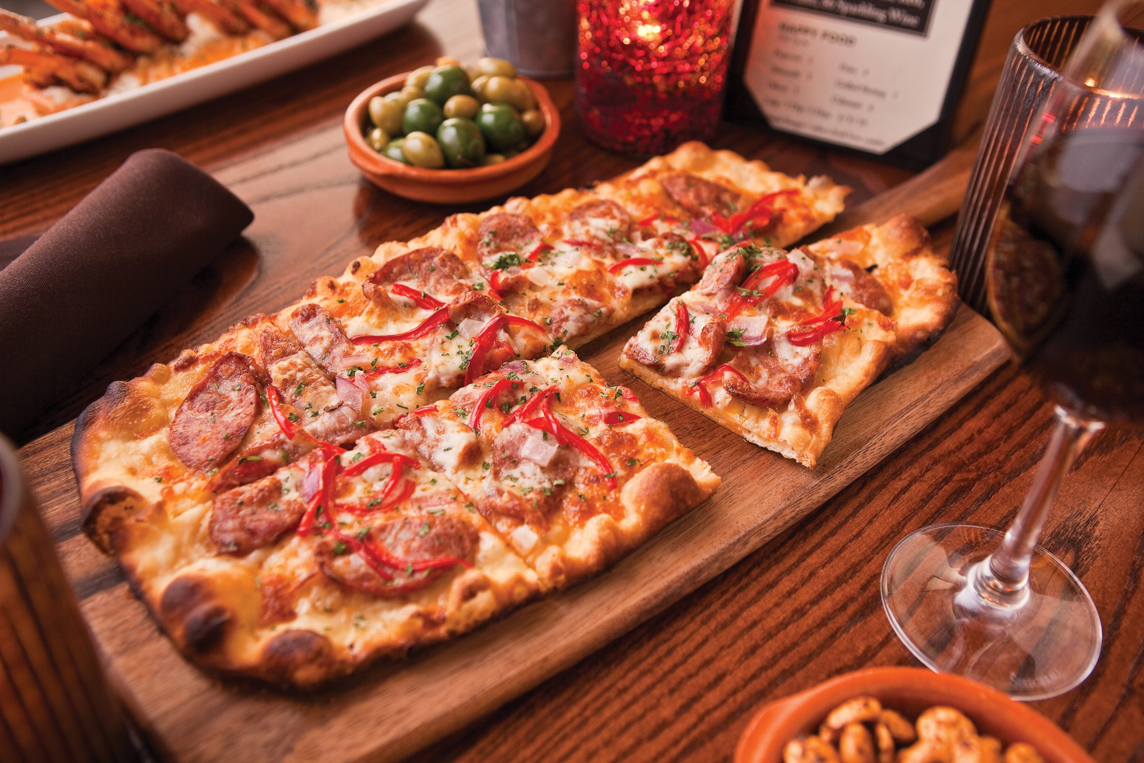 Flatbread pizza with sausage and peppers and a glass of red wine HD Wallpaper