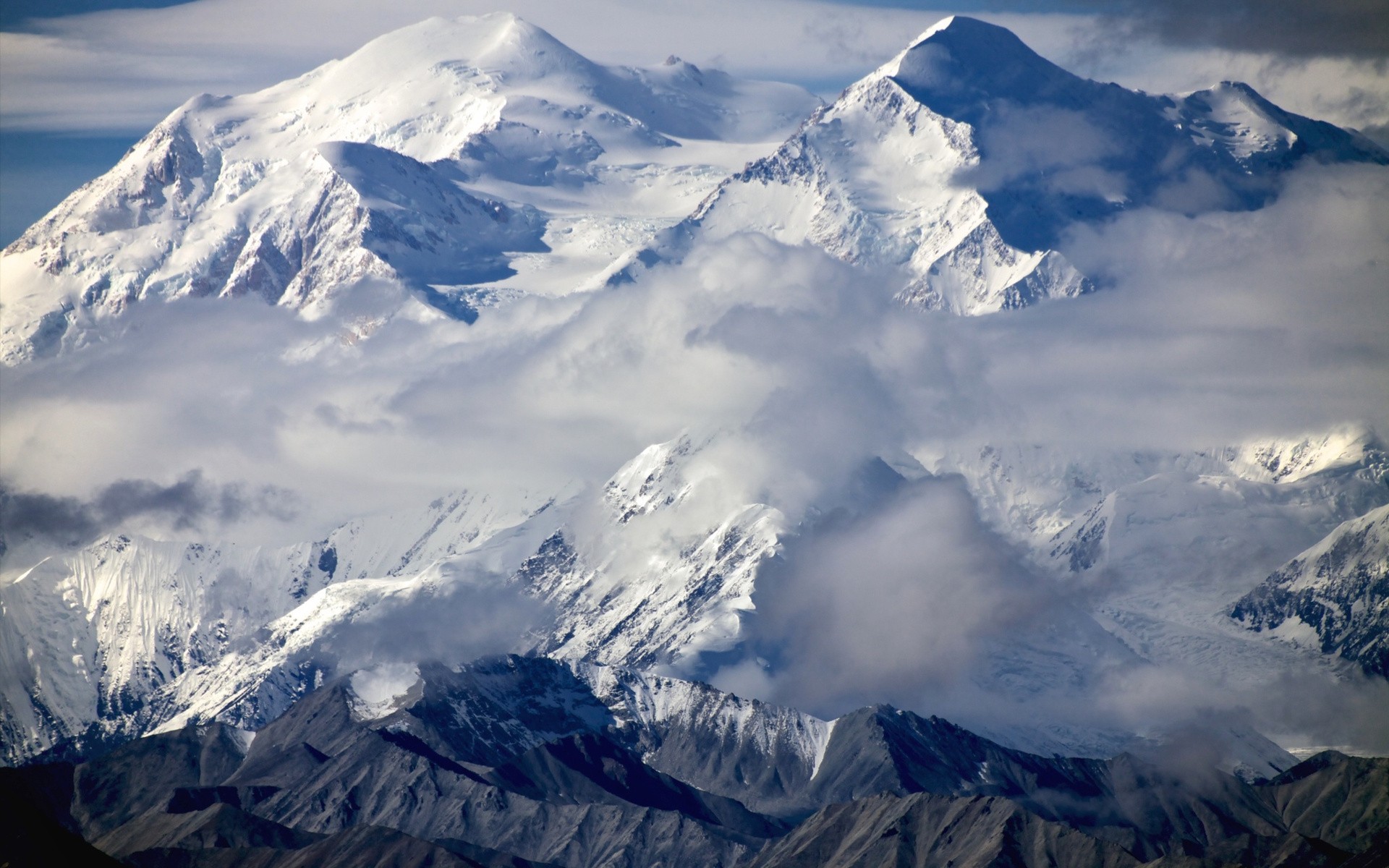 Denali mountain range covered in snow and clouds HD Wallpaper