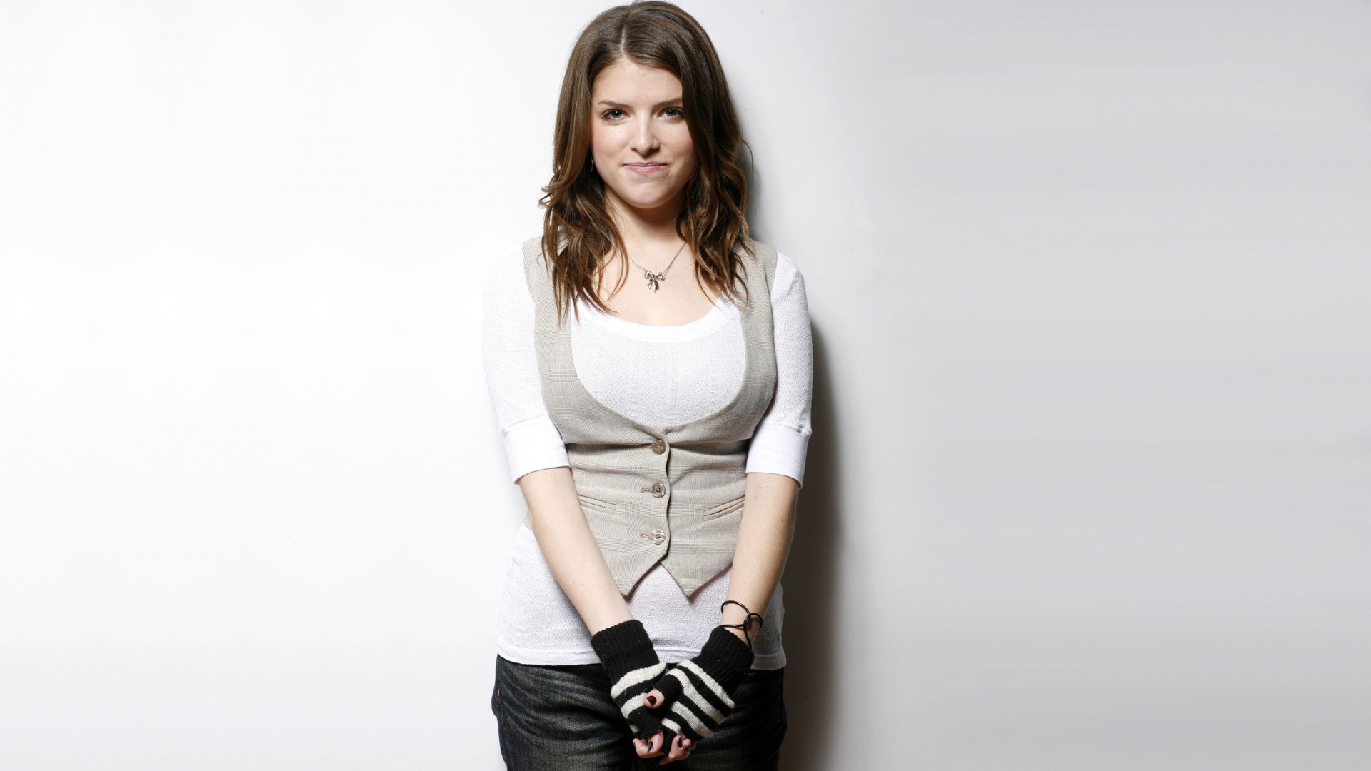 Anna Kendrick wearing a vest and striped fingerless gloves HD Wallpaper