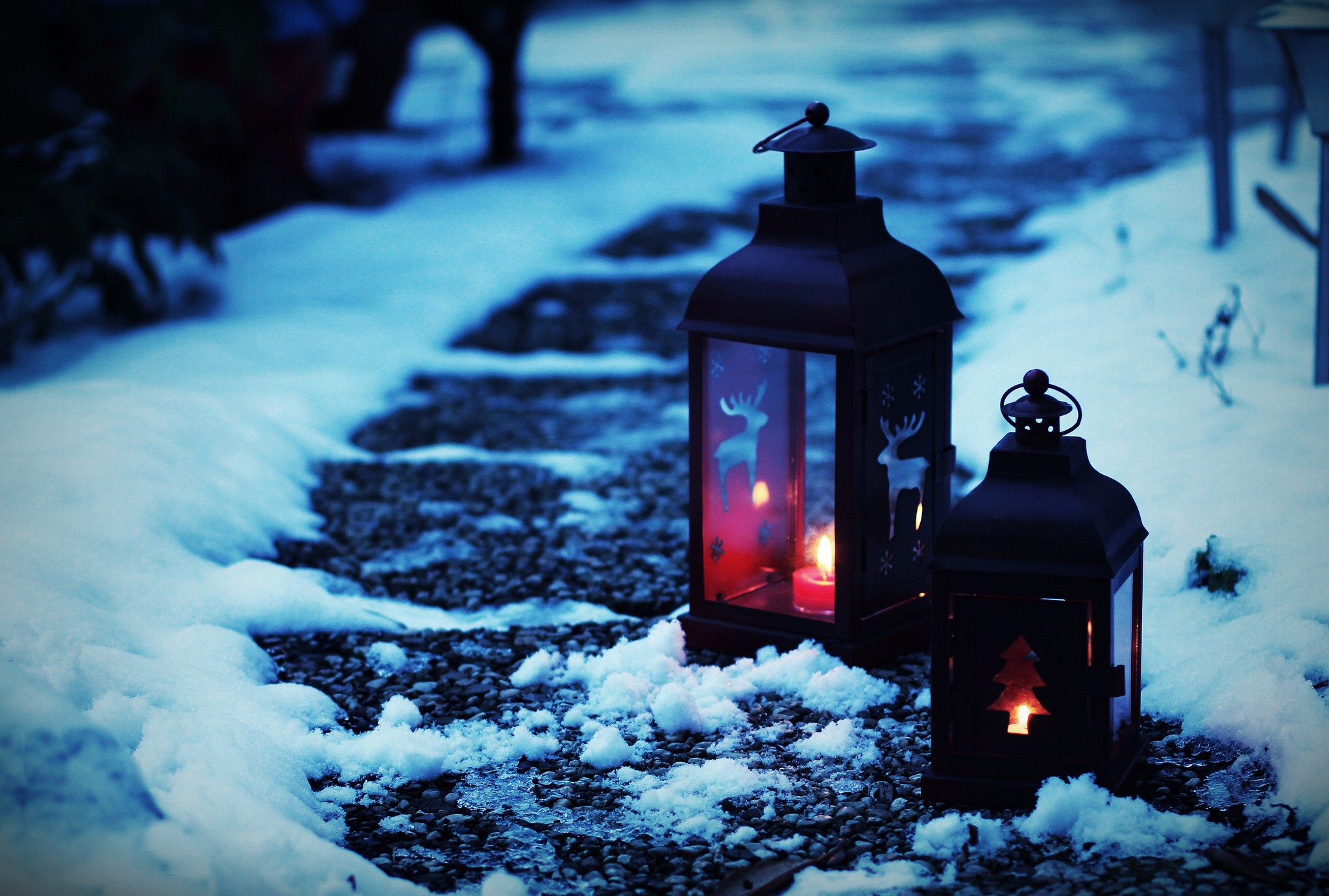 Christmas lanterns with candles in the snow HD Wallpaper