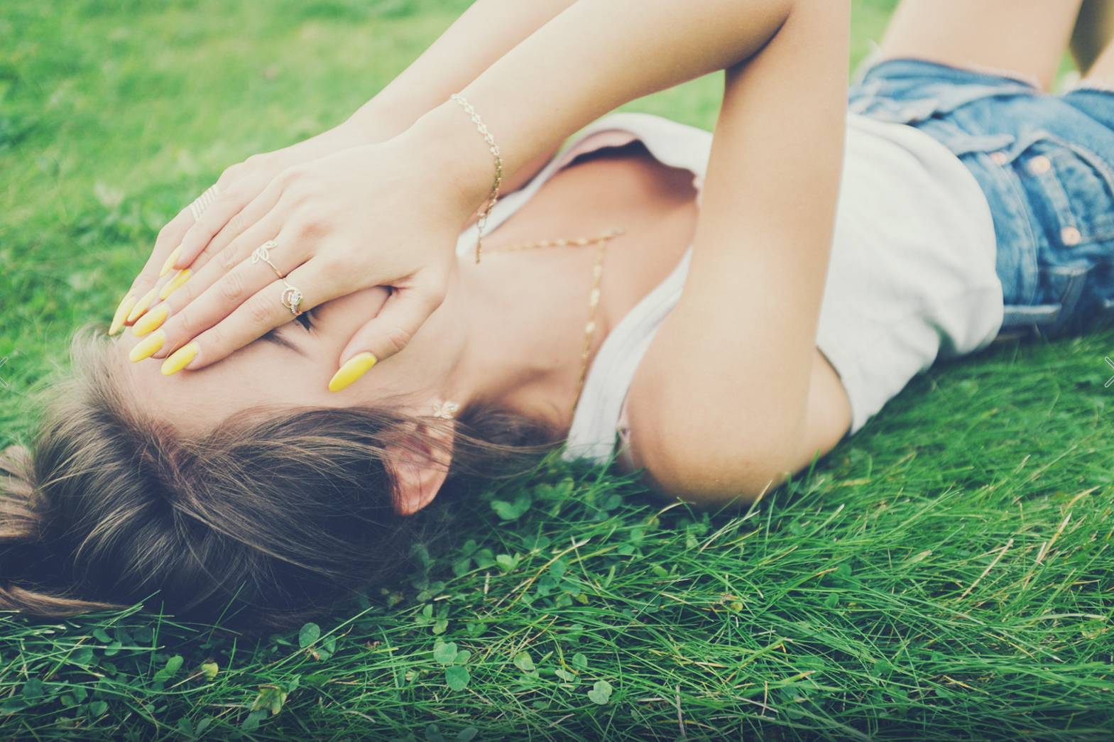 Mary Alexandrova lying on grass HD Wallpaper