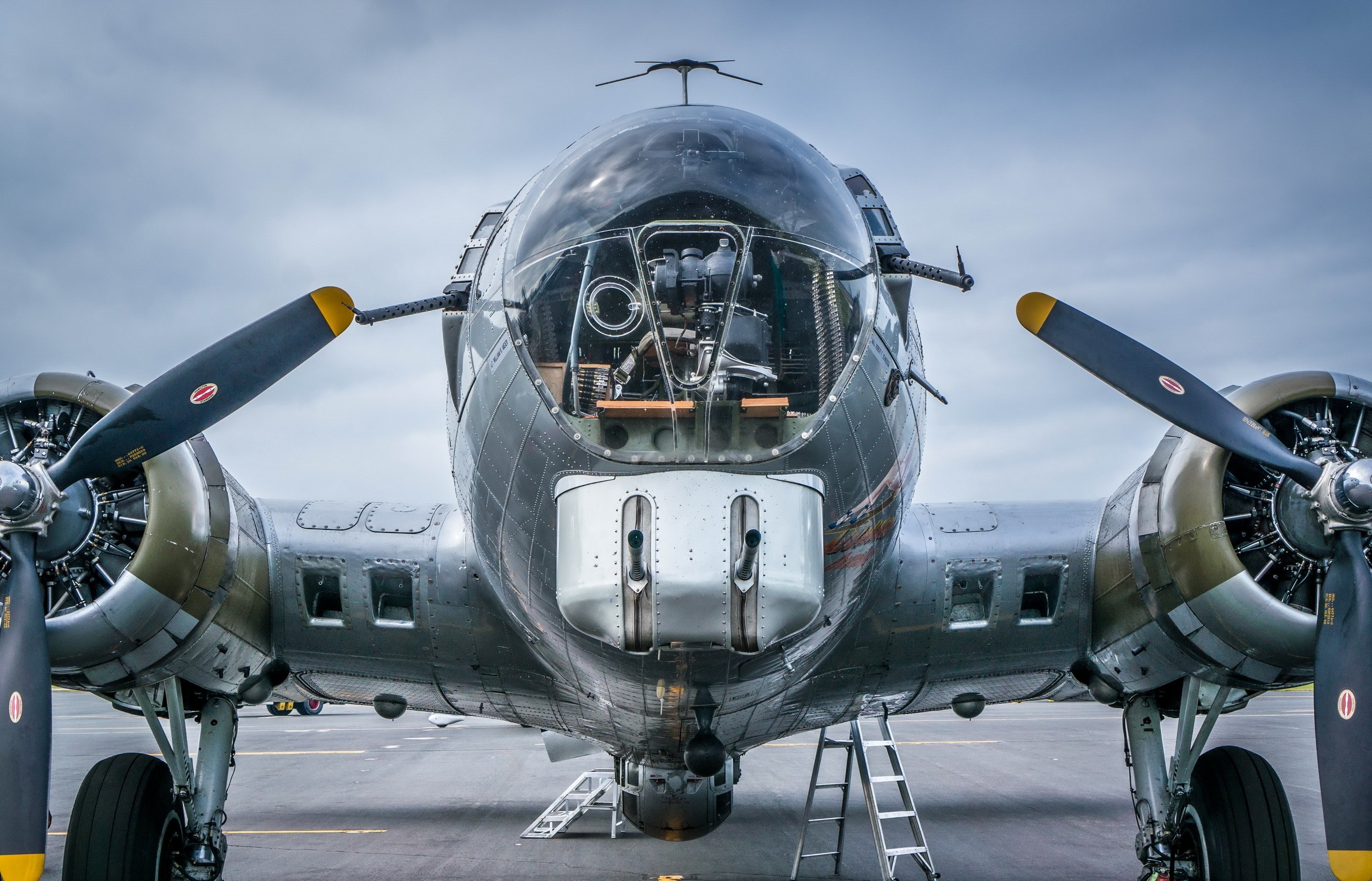 Boeing B-17 Flying Fortress bomber aircraft HD Wallpaper