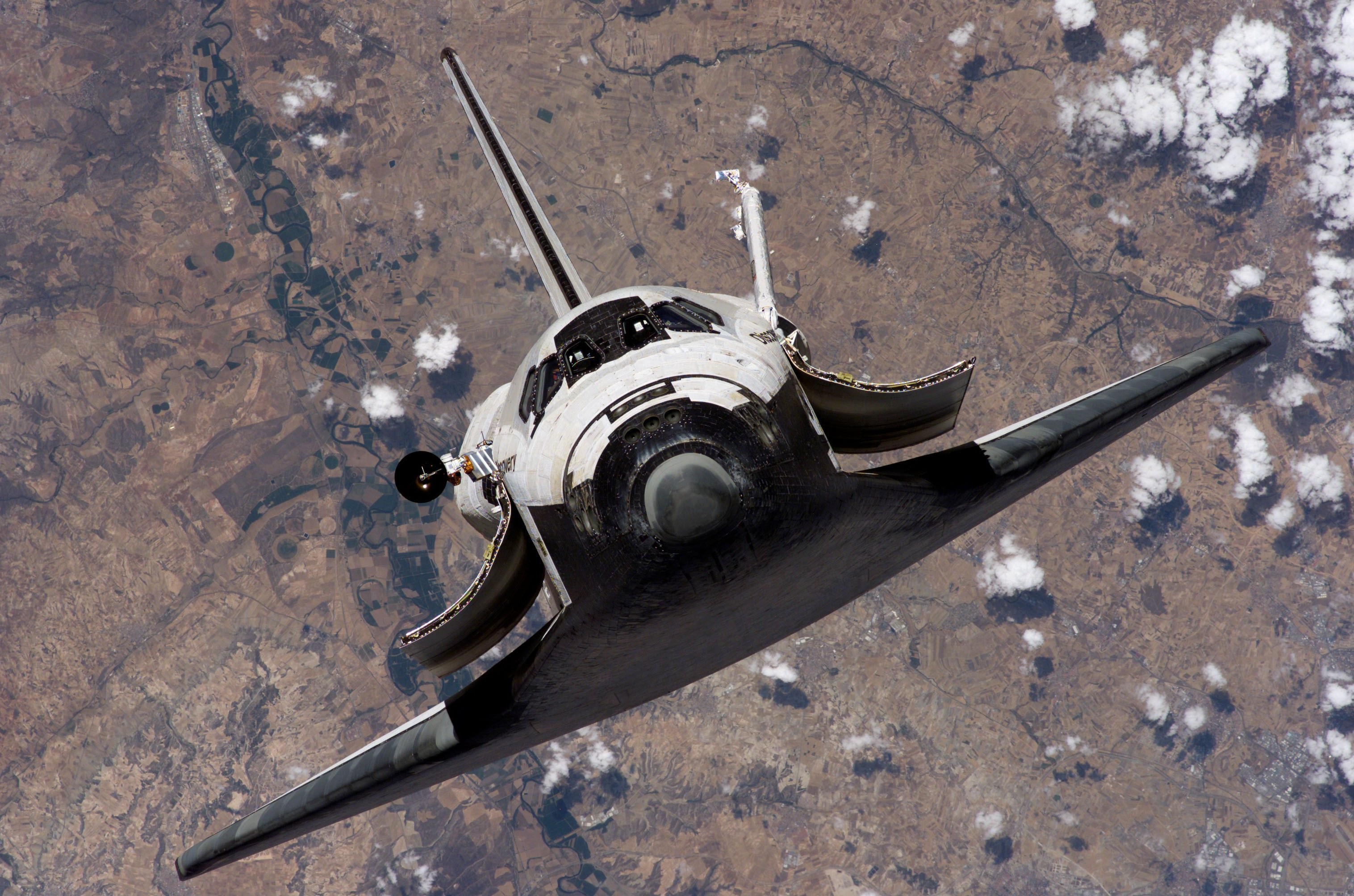Space Shuttle Endeavour in orbit above Earth HD Wallpaper