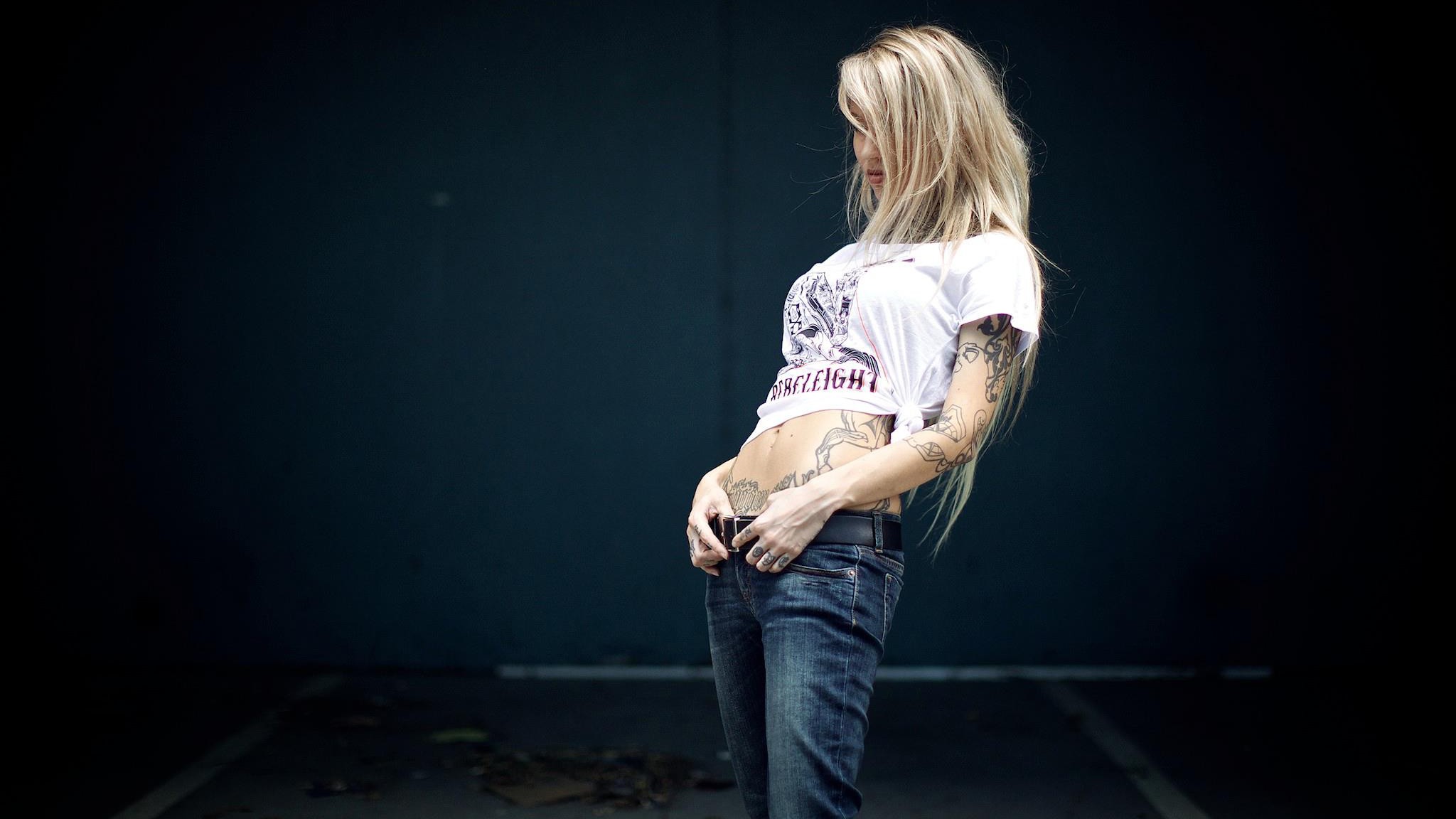 Sara Fabel with tattoos wearing jeans and t-shirt HD Wallpaper