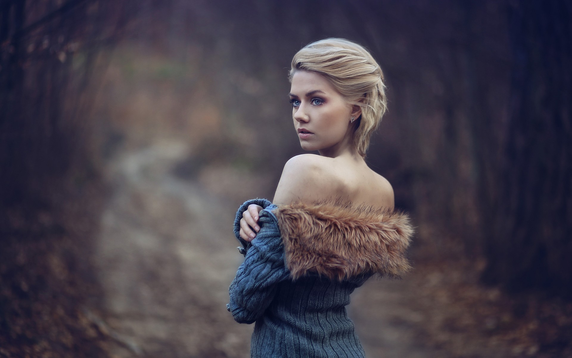 Woman with blonde hair and blue eyes in a forest HD Wallpaper