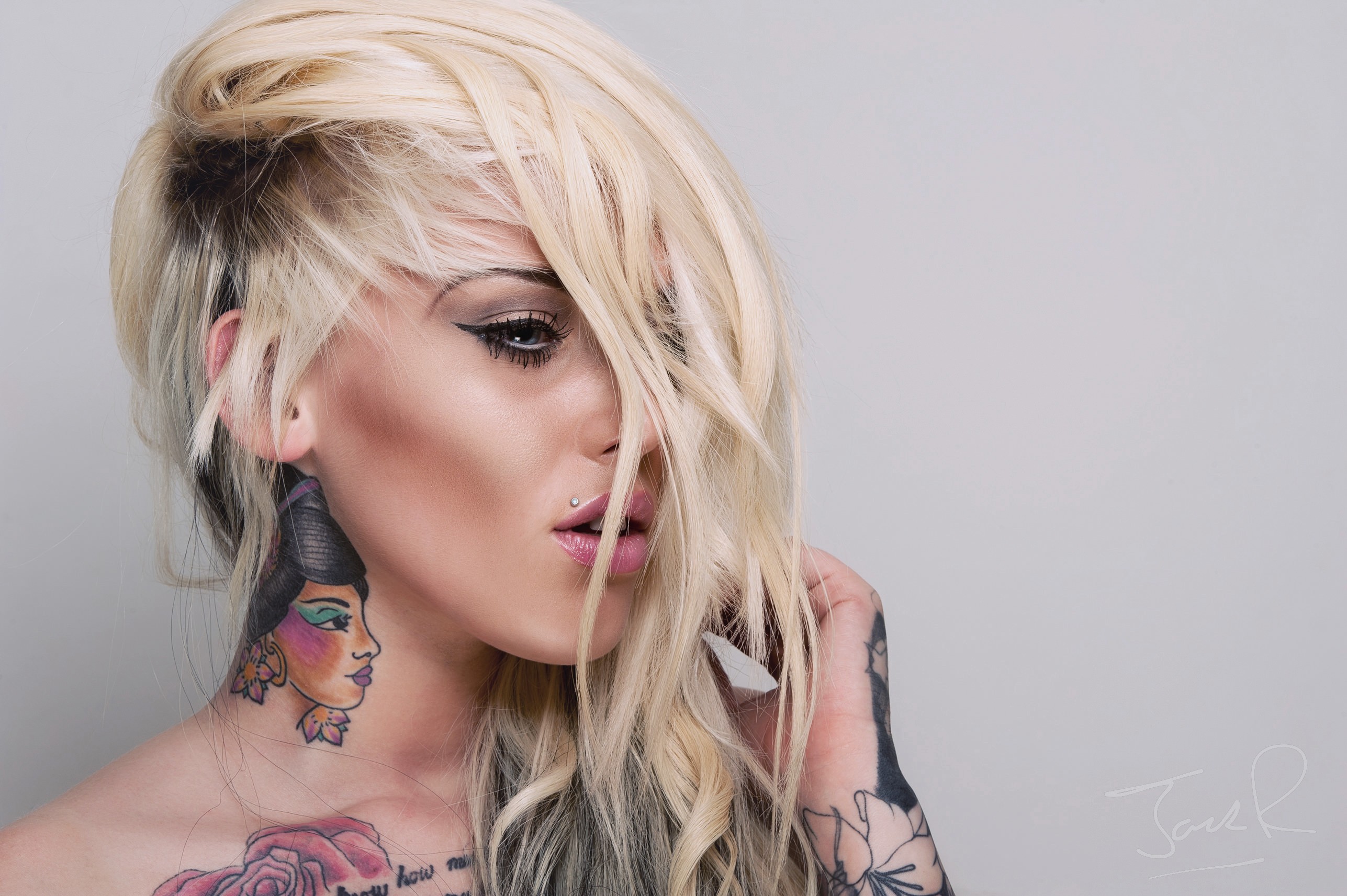 Lauren Brock with blonde hair and tattoos HD Wallpaper
