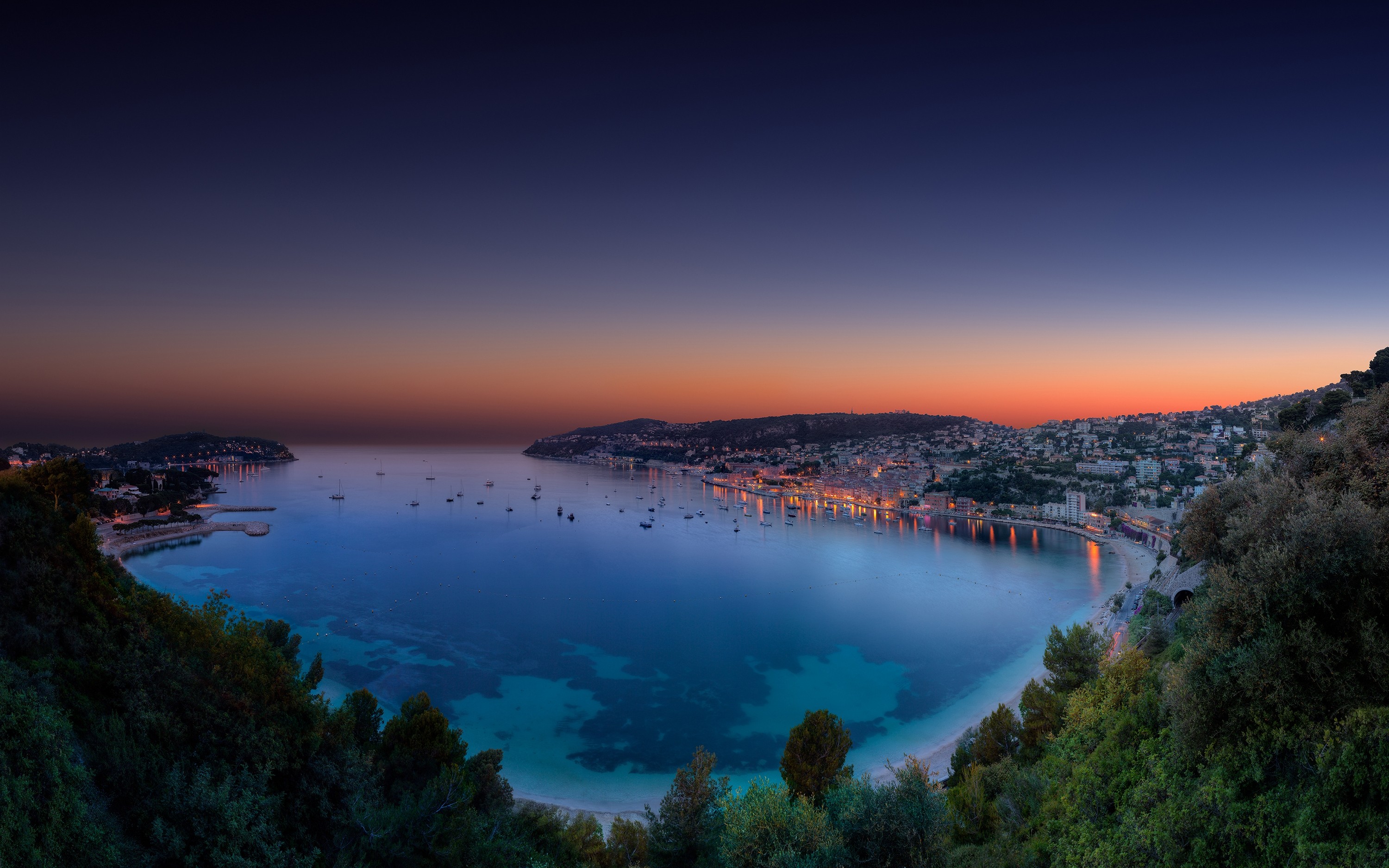 Twilight over Nice bay with boats and cityscape HD Wallpaper